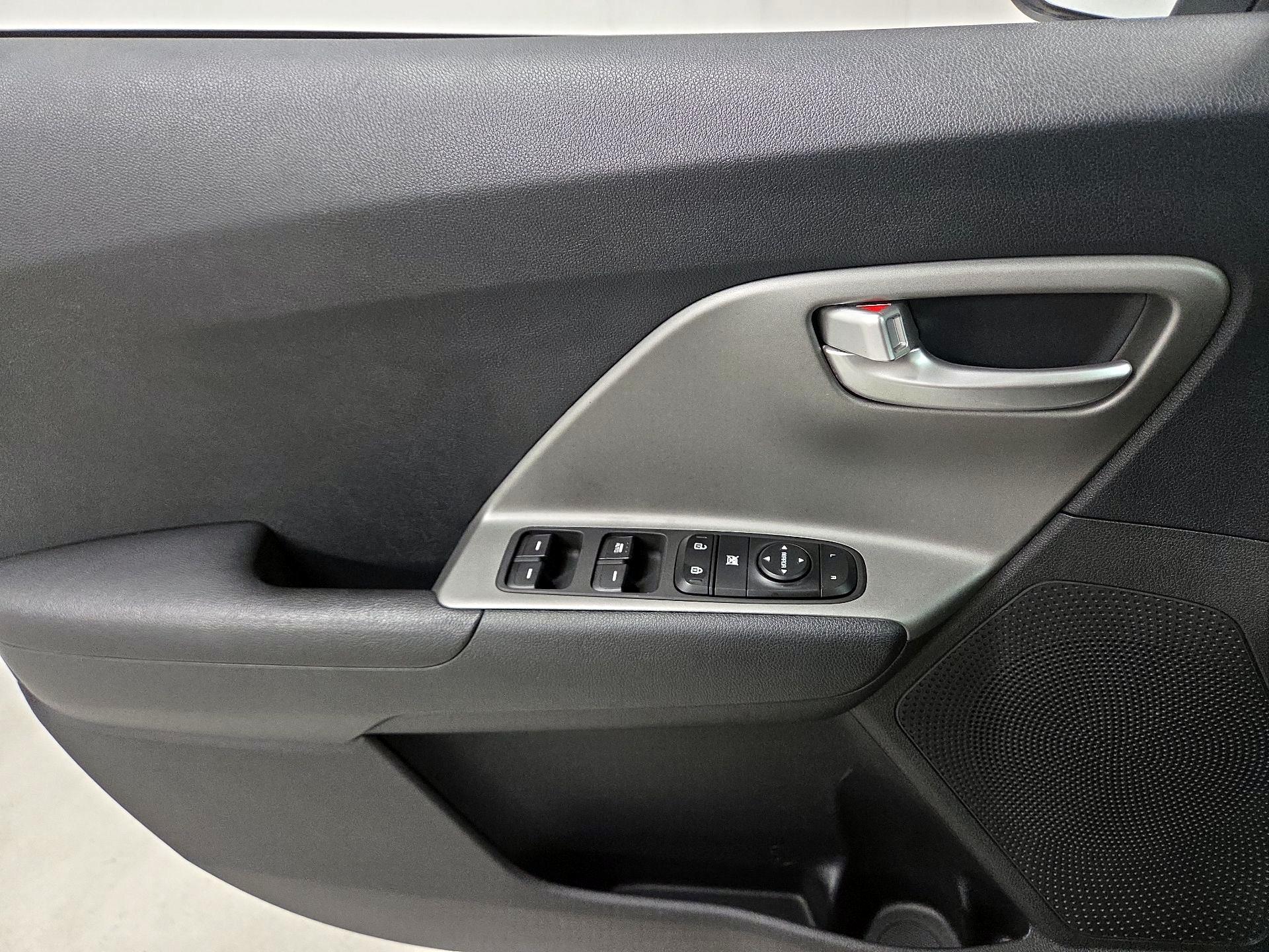 Thumbnail: 2022 Kia Niro - 12