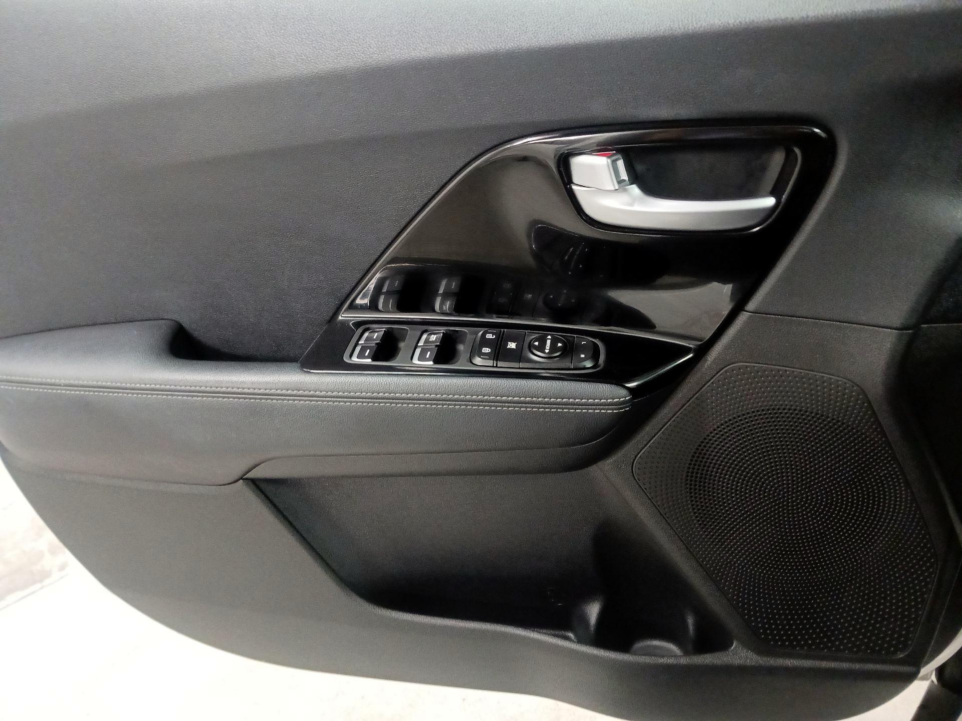 Thumbnail: 2021 Kia Niro - 12