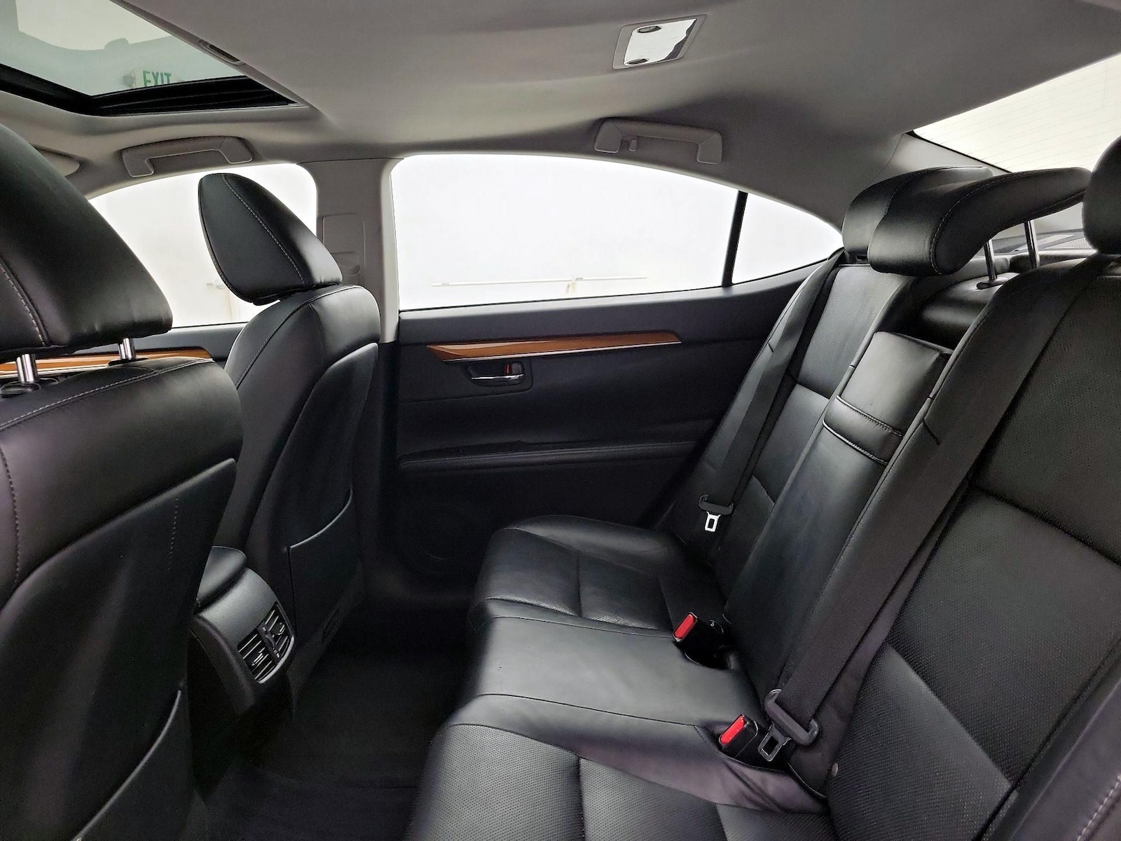 2015 Lexus ES 300h - Photo 22