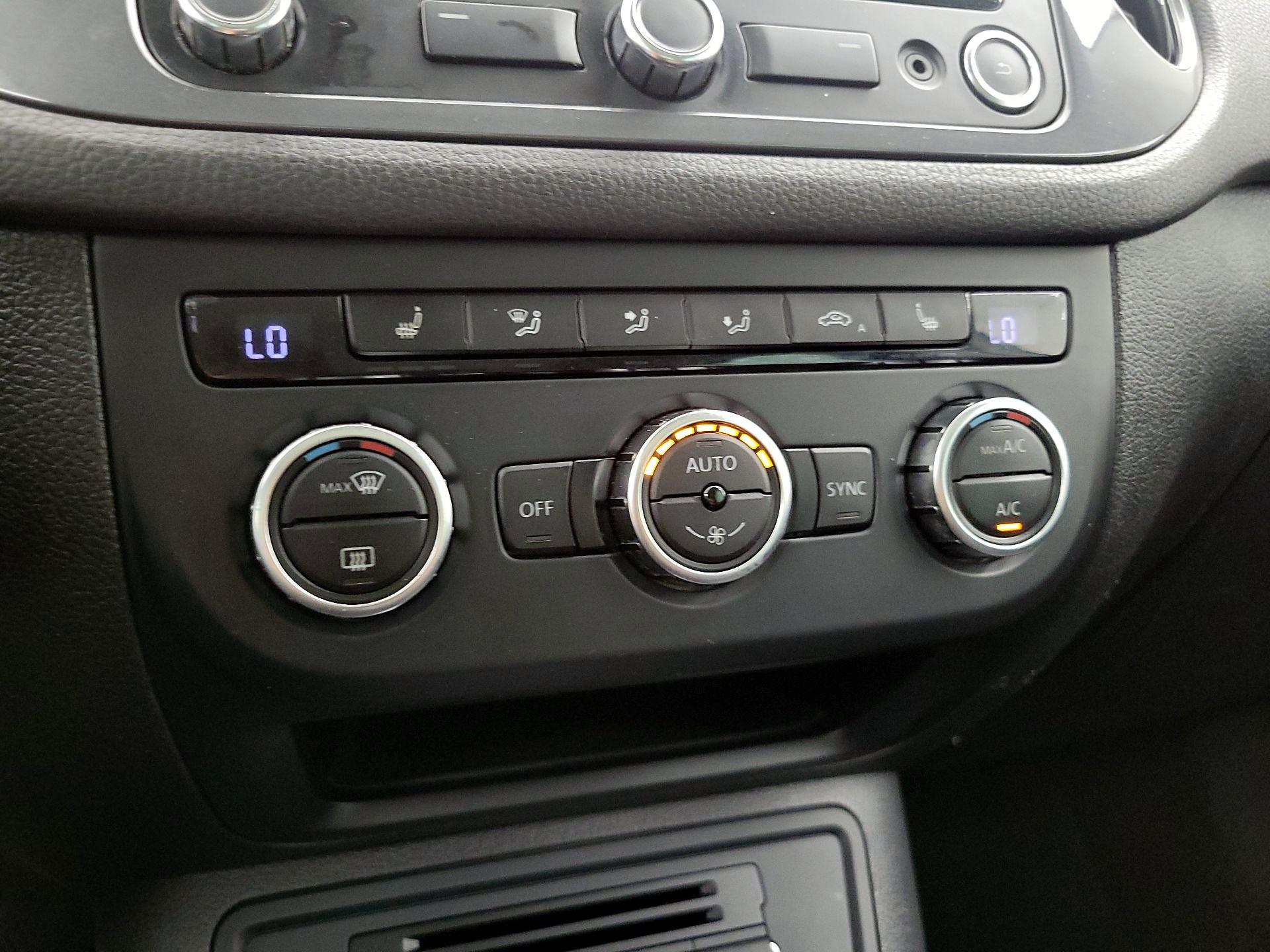 Thumbnail: 2015 Volkswagen Tiguan - 15