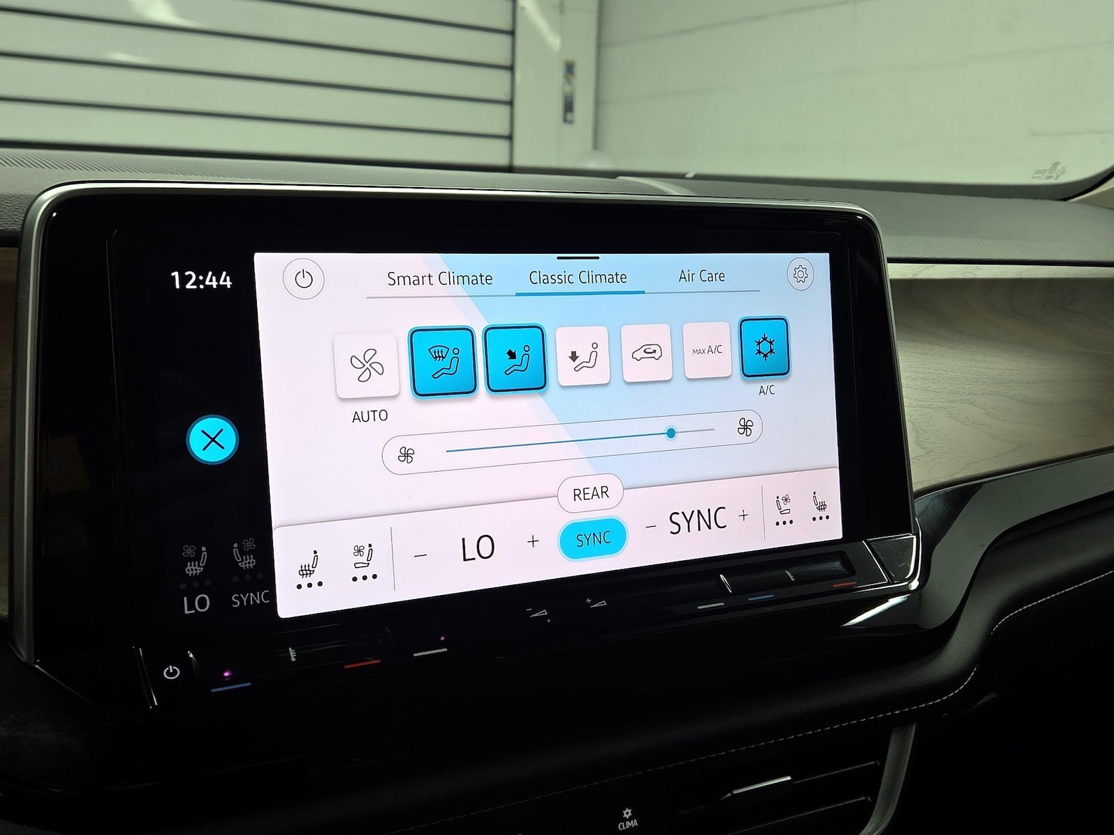 2026 Volkswagen Atlas SE w/Tech - Photo 17
