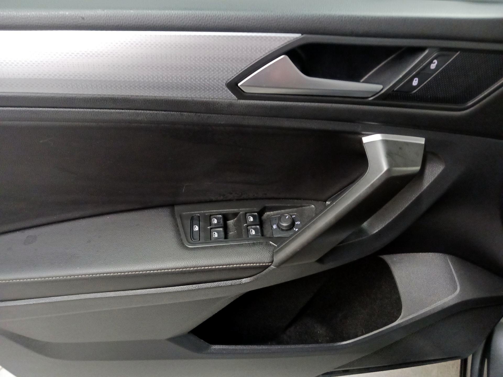 Thumbnail: 2023 Volkswagen Tiguan - 10