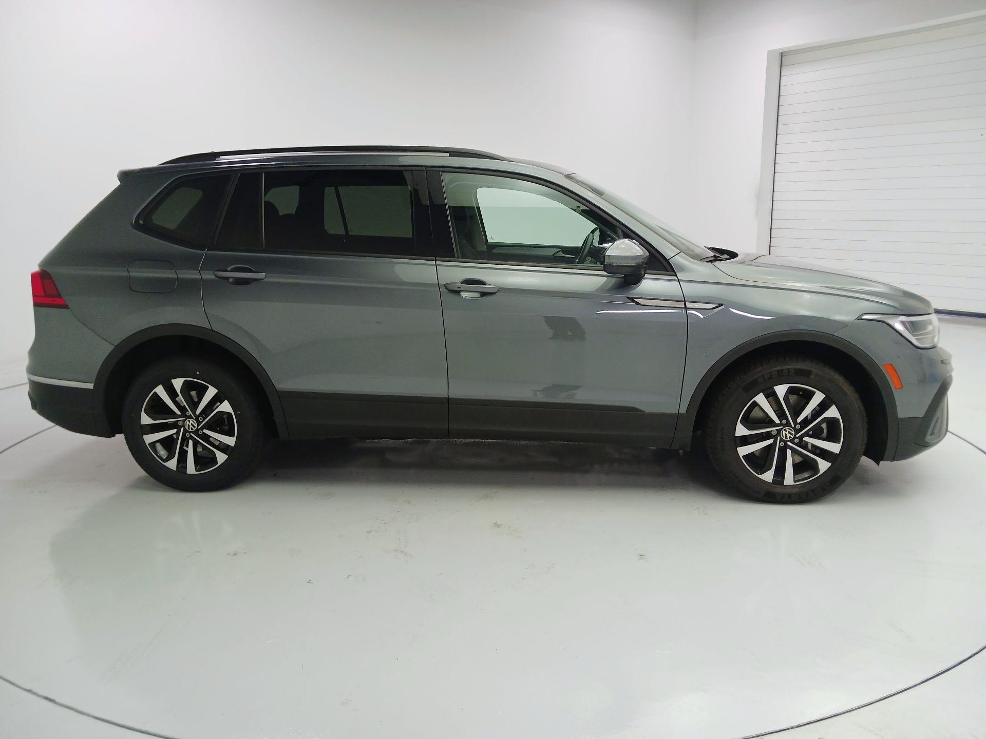 Thumbnail: 2023 Volkswagen Tiguan - 4