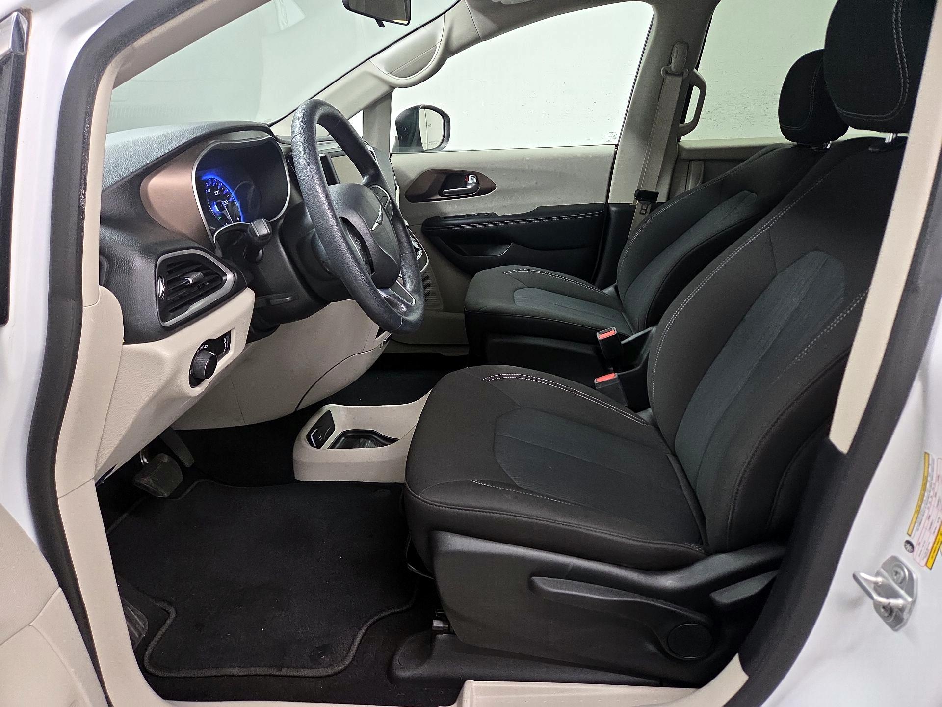 Thumbnail: 2021 Chrysler Voyager - 9
