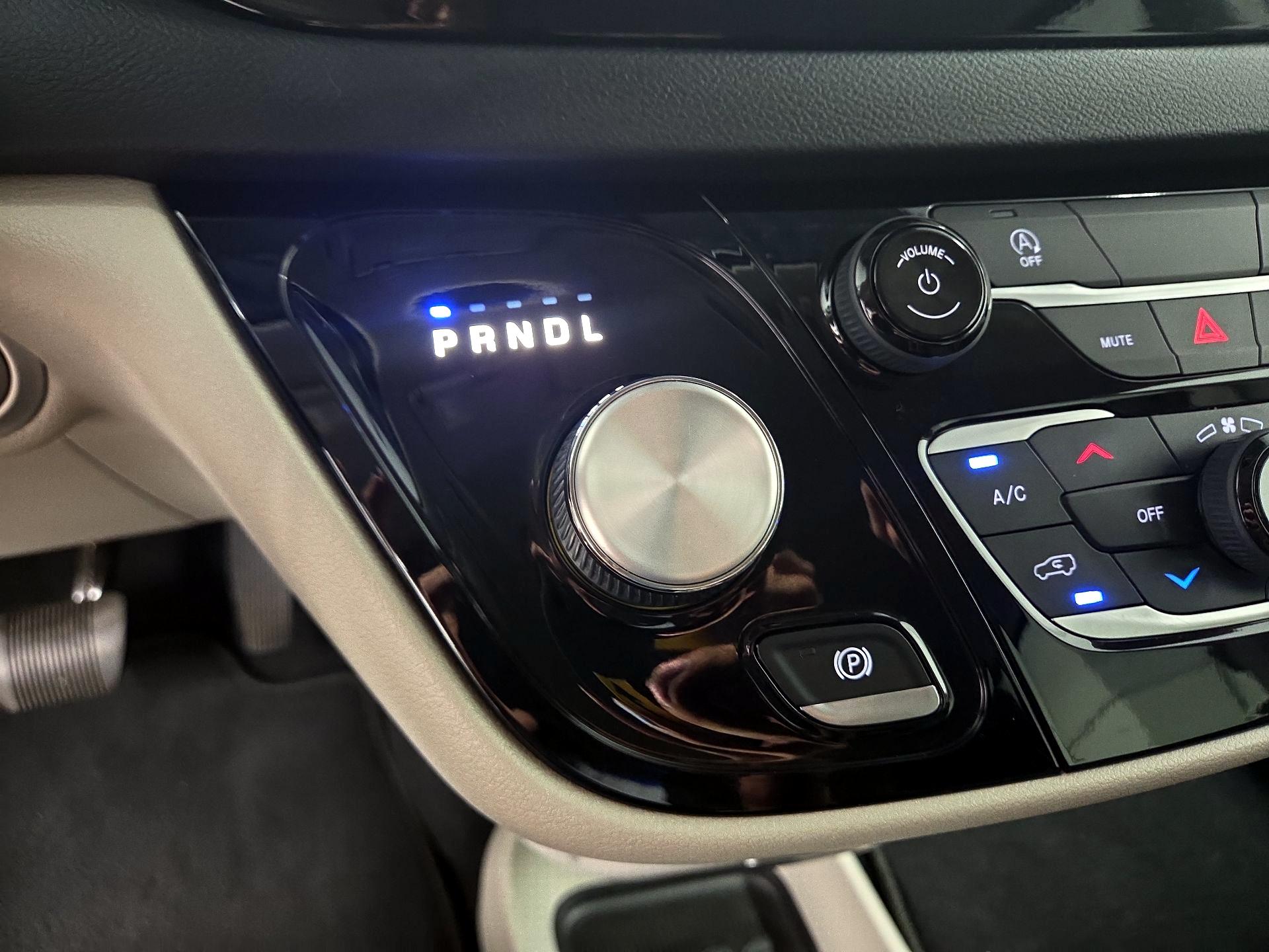 Thumbnail: 2021 Chrysler Voyager - 13