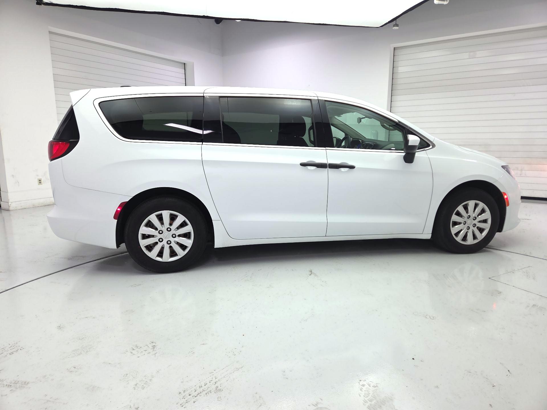 Thumbnail: 2021 Chrysler Voyager - 4