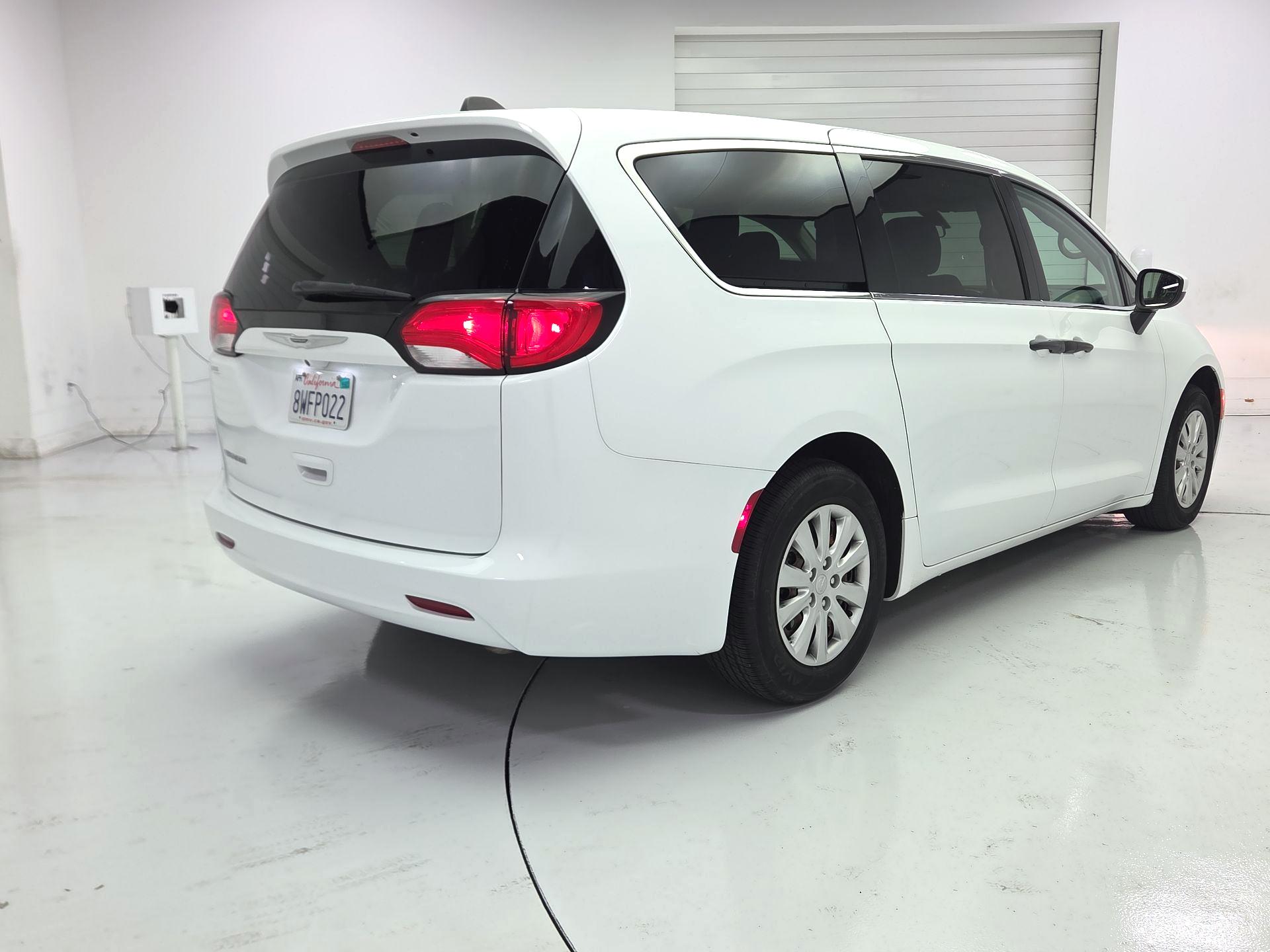 Thumbnail: 2021 Chrysler Voyager - 5