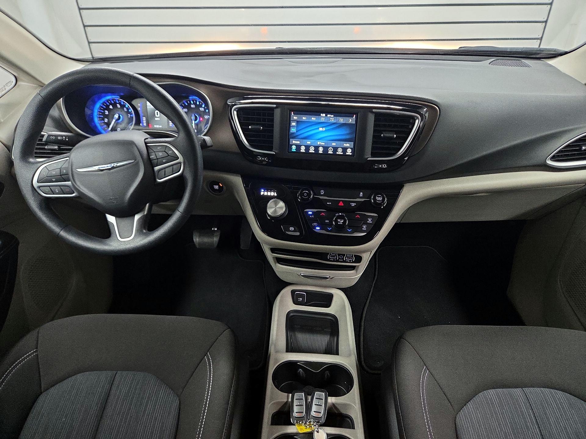 Thumbnail: 2021 Chrysler Voyager - 8