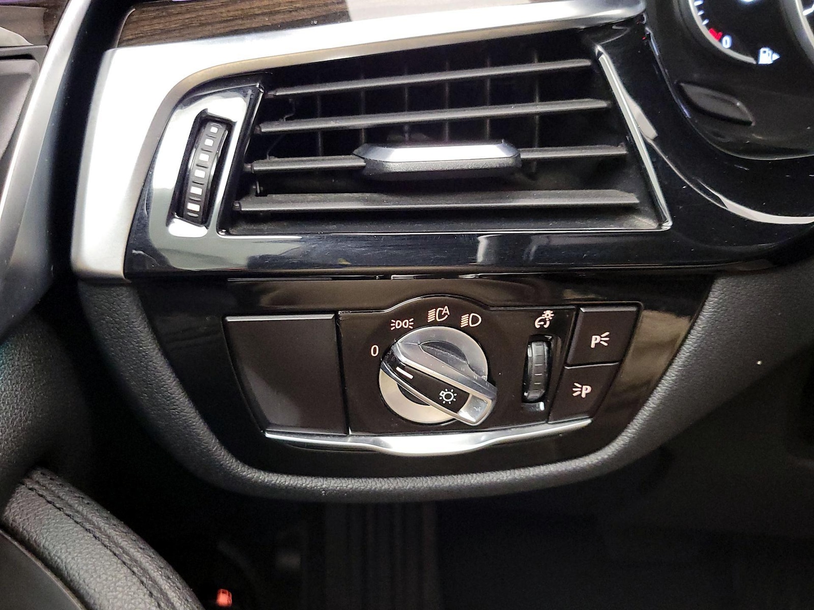 2019 BMW 5 Series 530e - Photo 14