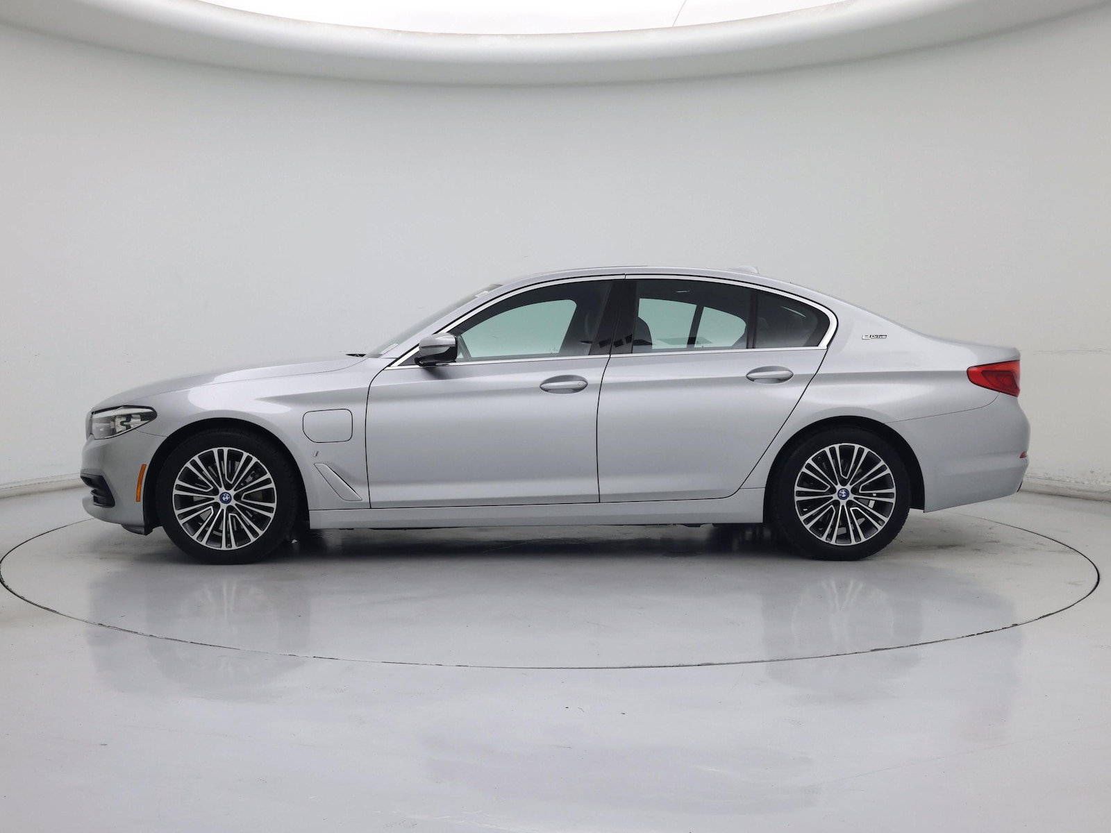 2019 BMW 5 Series 530e - Photo 4