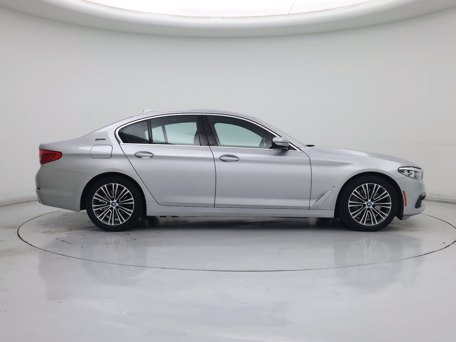 2019 BMW 5 Series 530e - Photo 8
