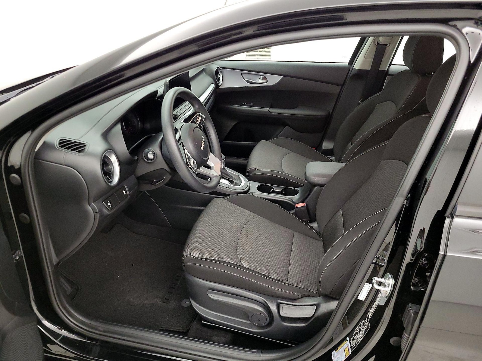 2024 Kia Forte LXS - Photo 10
