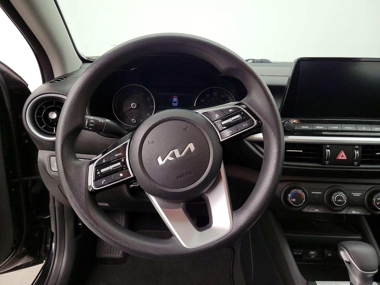 2024 Kia Forte LXS - Photo 9