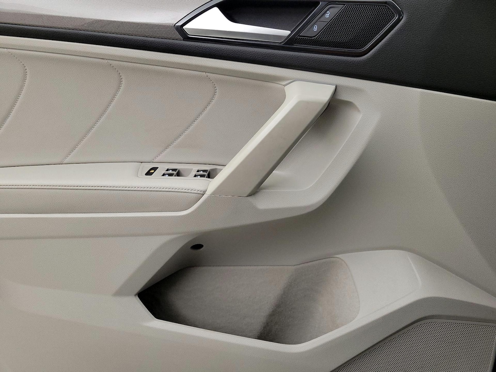 2023 Volkswagen Tiguan SE - Photo 11