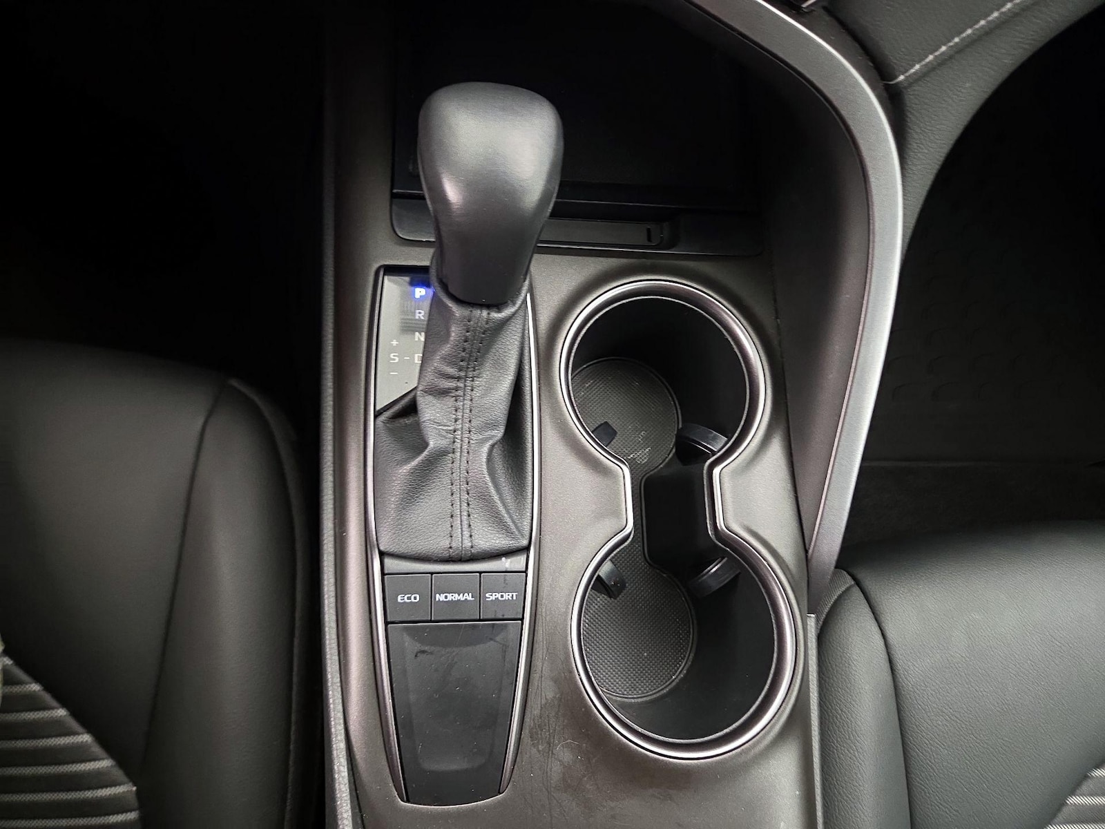 2023 Toyota Camry SE - Photo 18