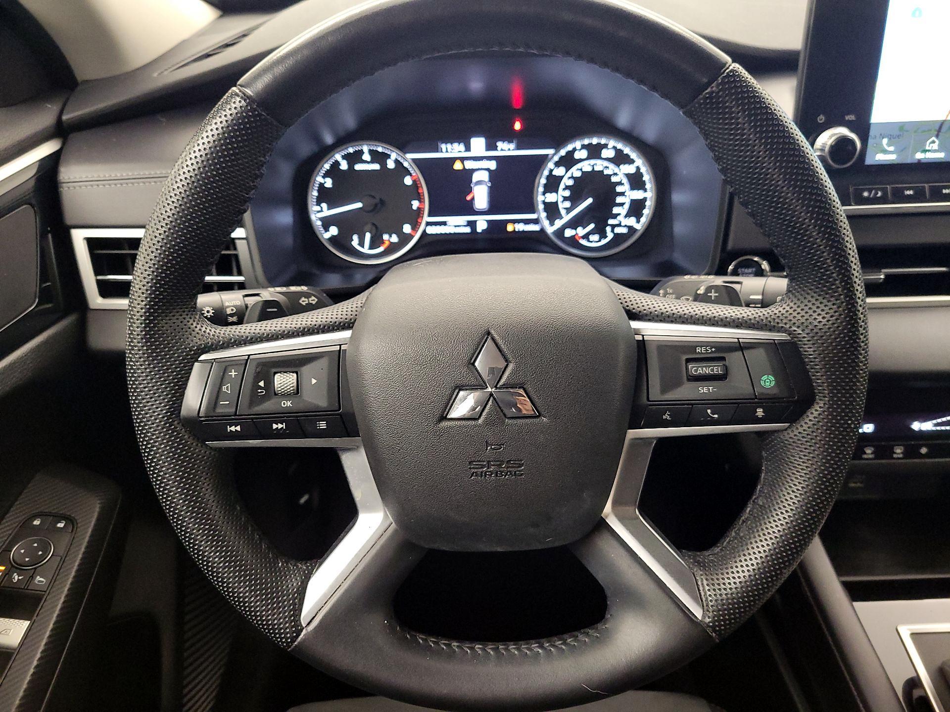 Thumbnail: 2023 Mitsubishi Outlander - 10