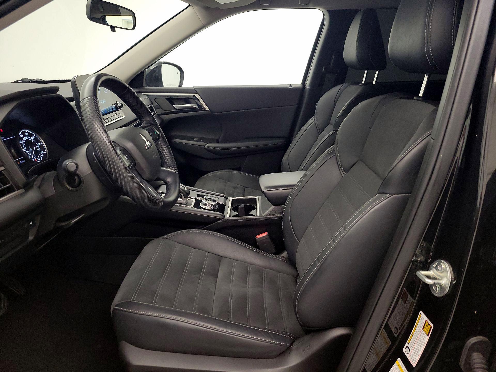 Thumbnail: 2023 Mitsubishi Outlander - 11