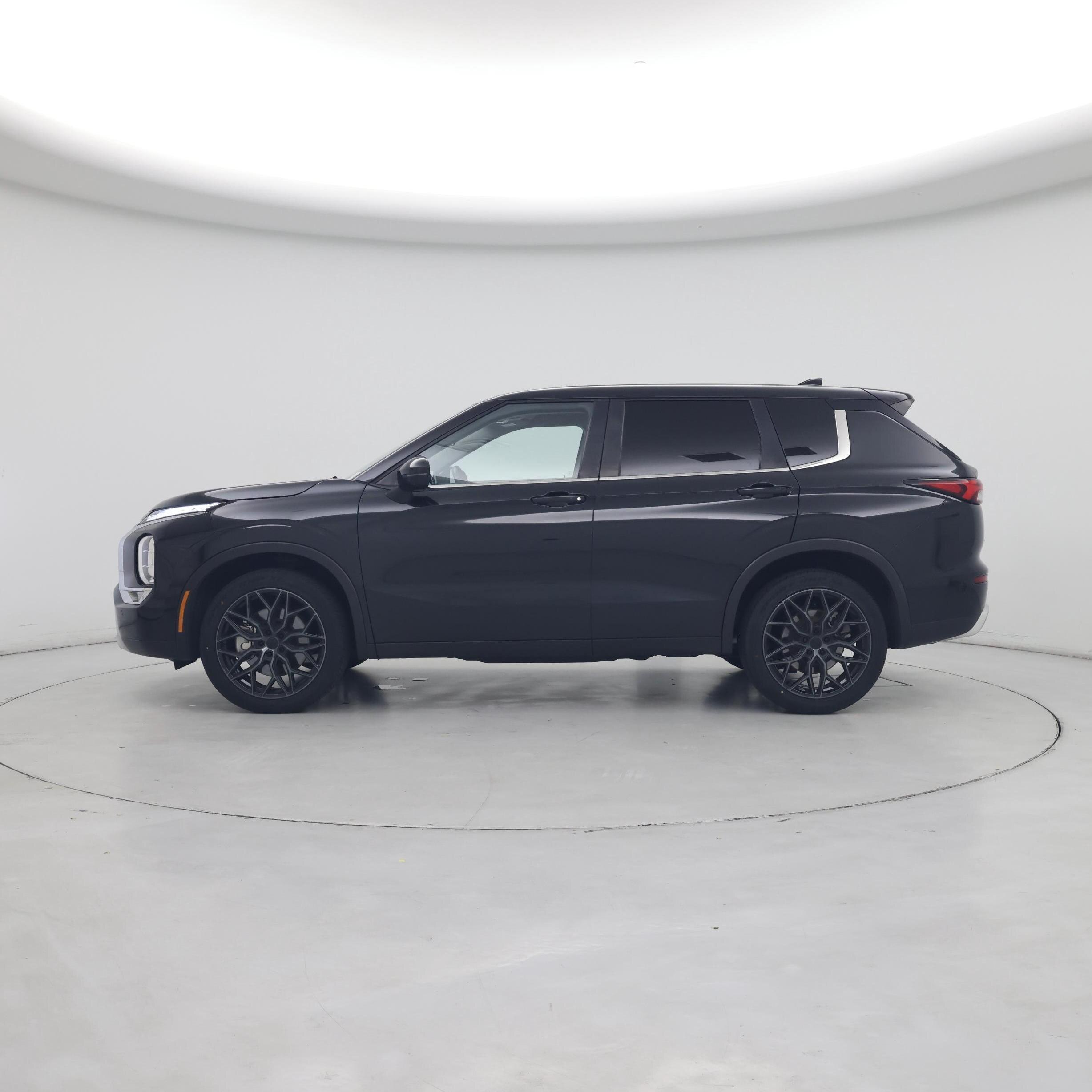 Thumbnail: 2023 Mitsubishi Outlander - 3