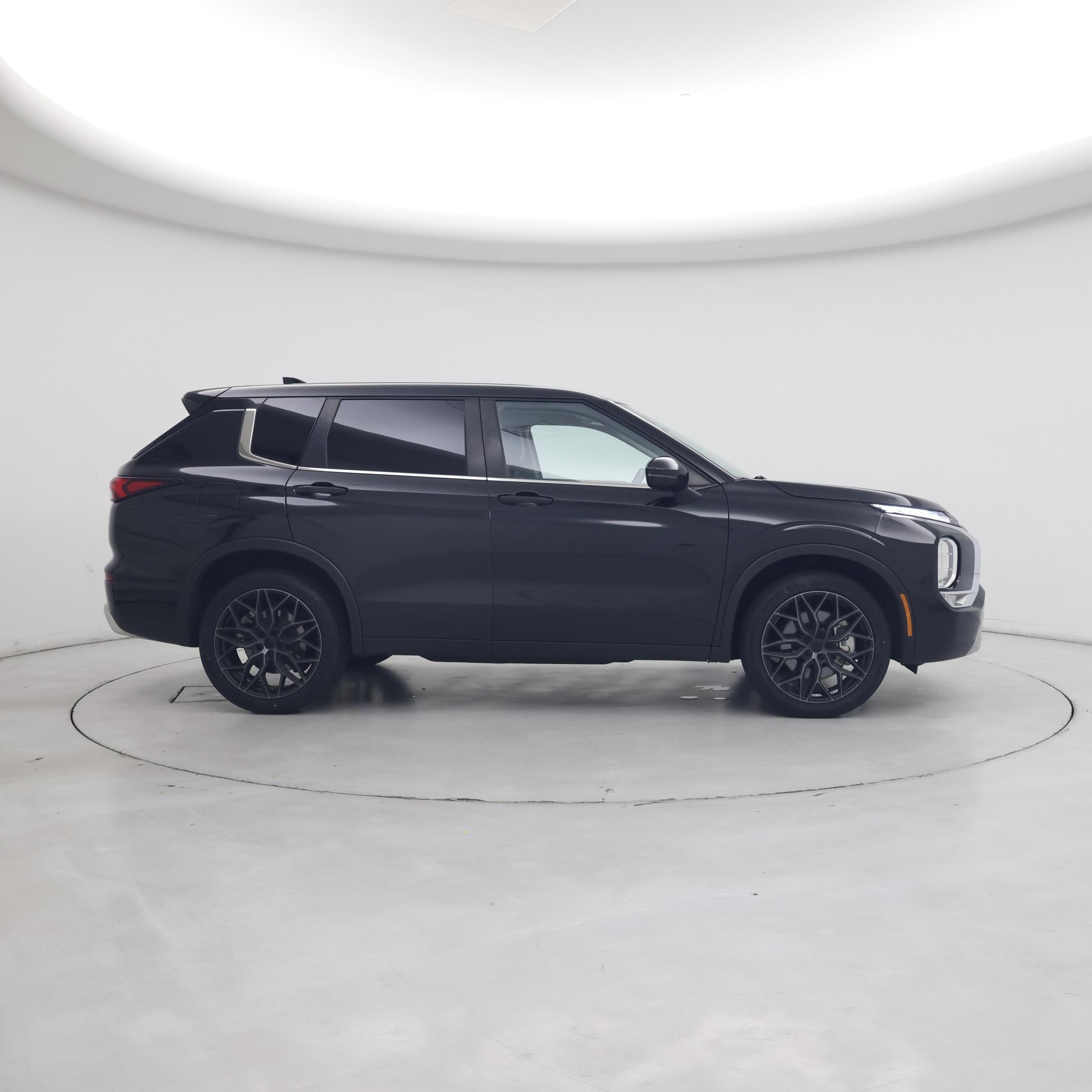 Thumbnail: 2023 Mitsubishi Outlander - 7