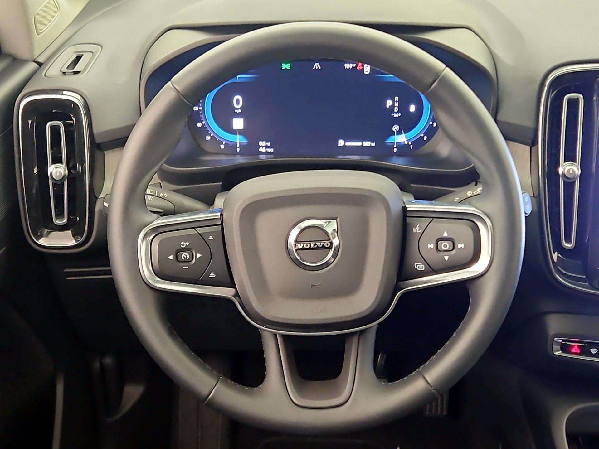 Thumbnail: 2023 Volvo XC40 - 10