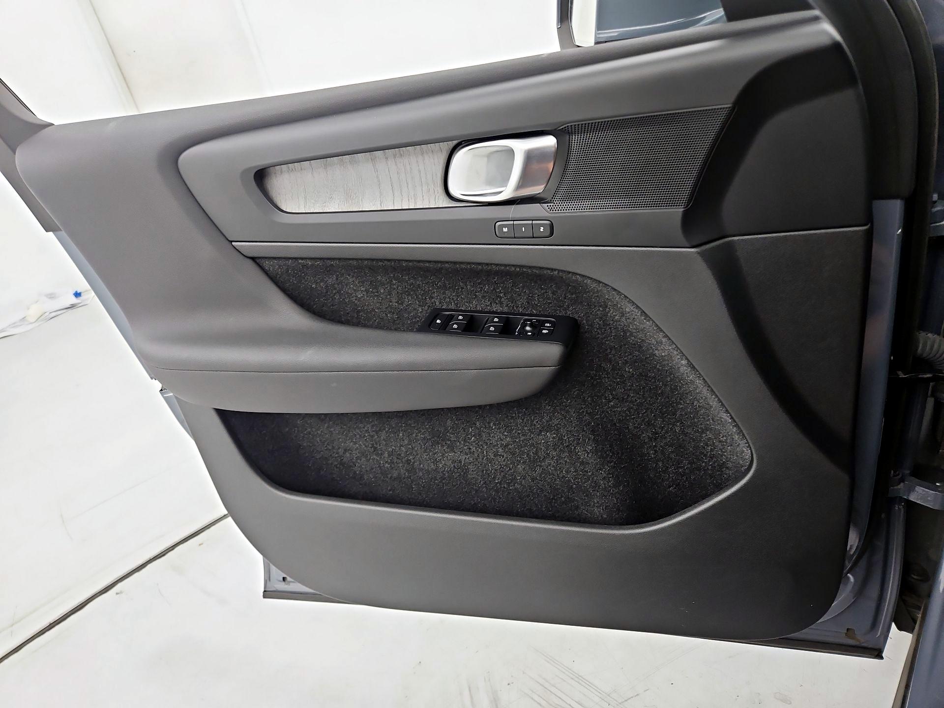 Thumbnail: 2023 Volvo XC40 - 12