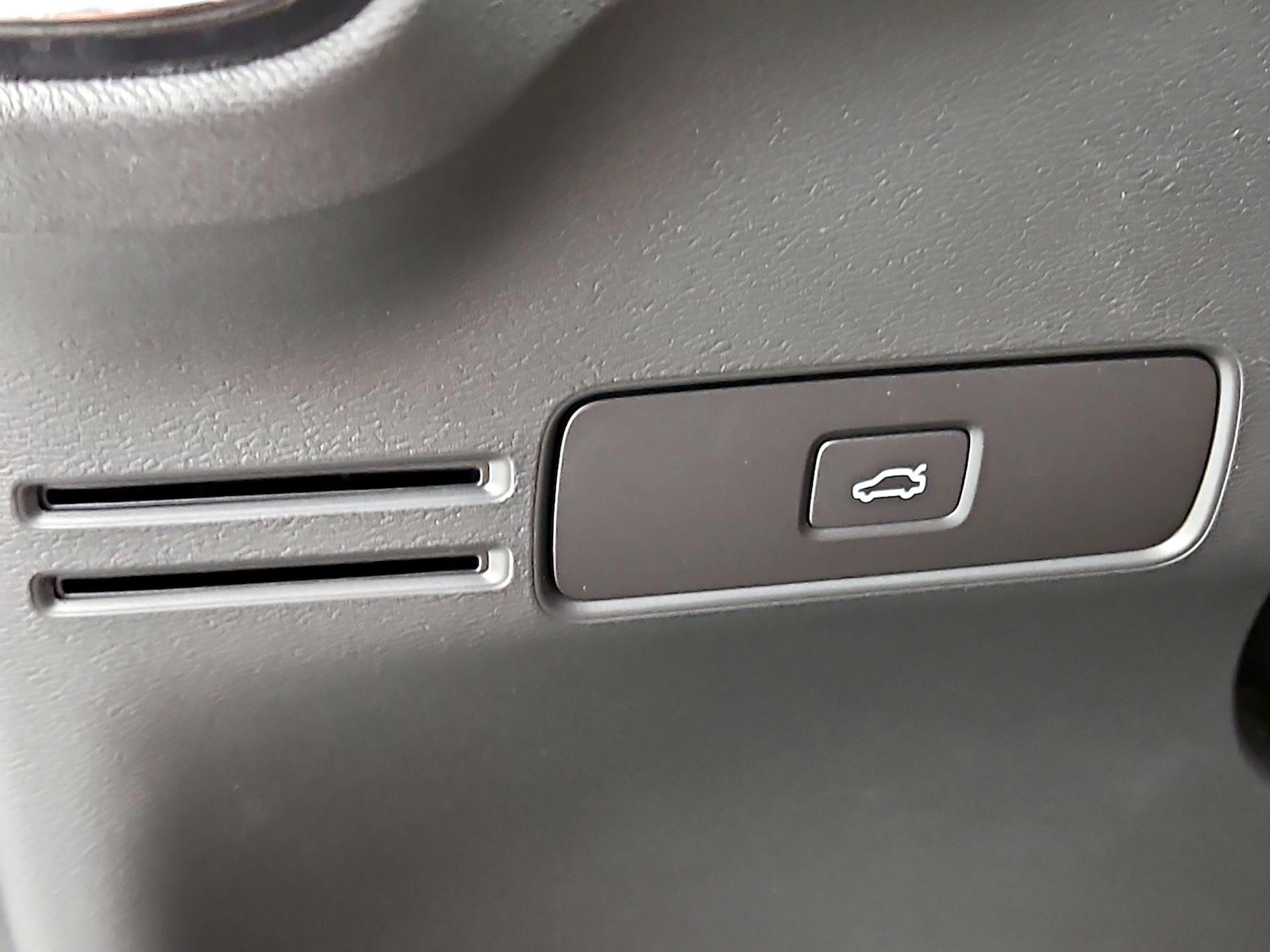2023 Volvo XC40 Plus - Photo 14