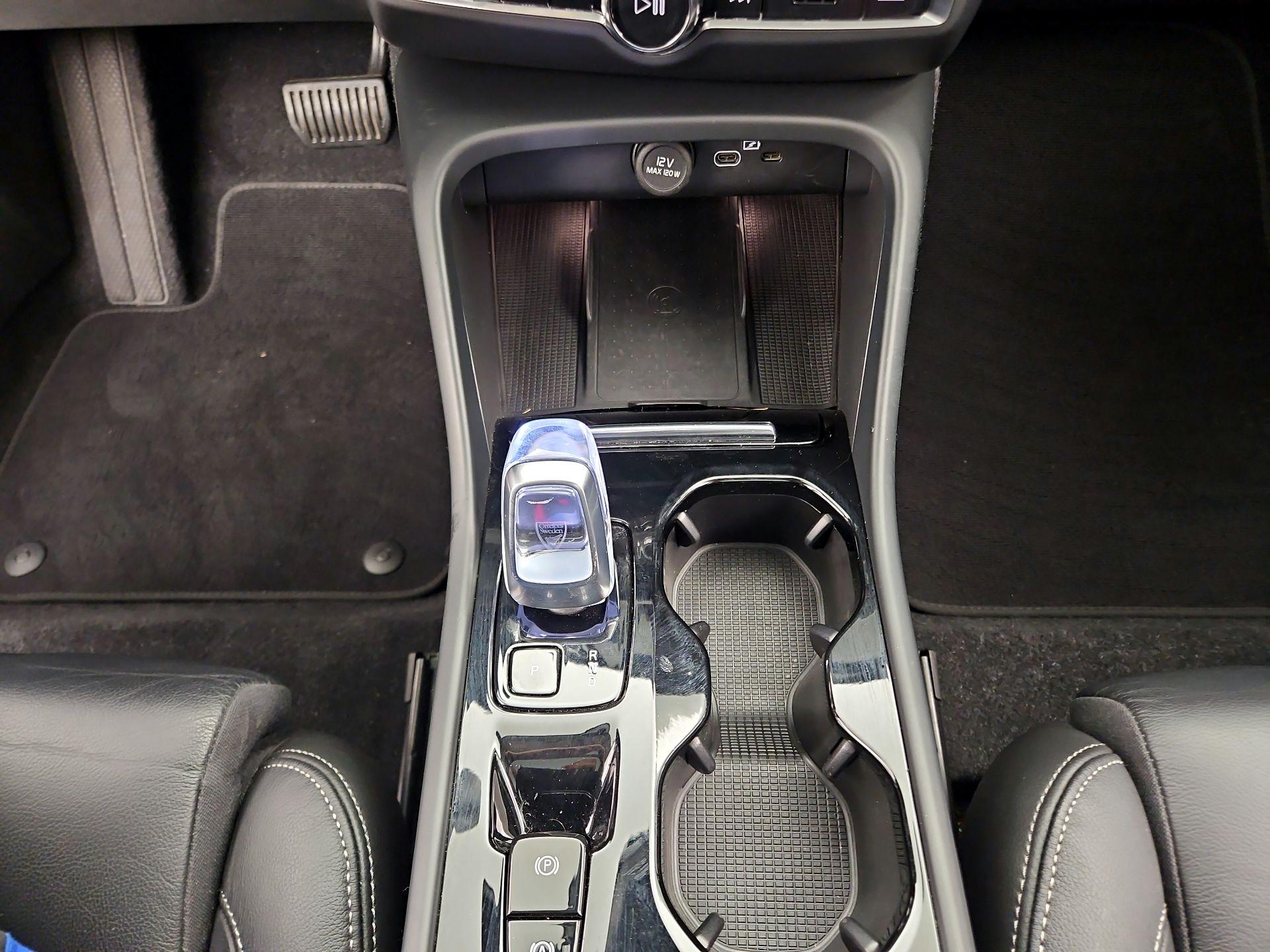 Thumbnail: 2023 Volvo XC40 - 18