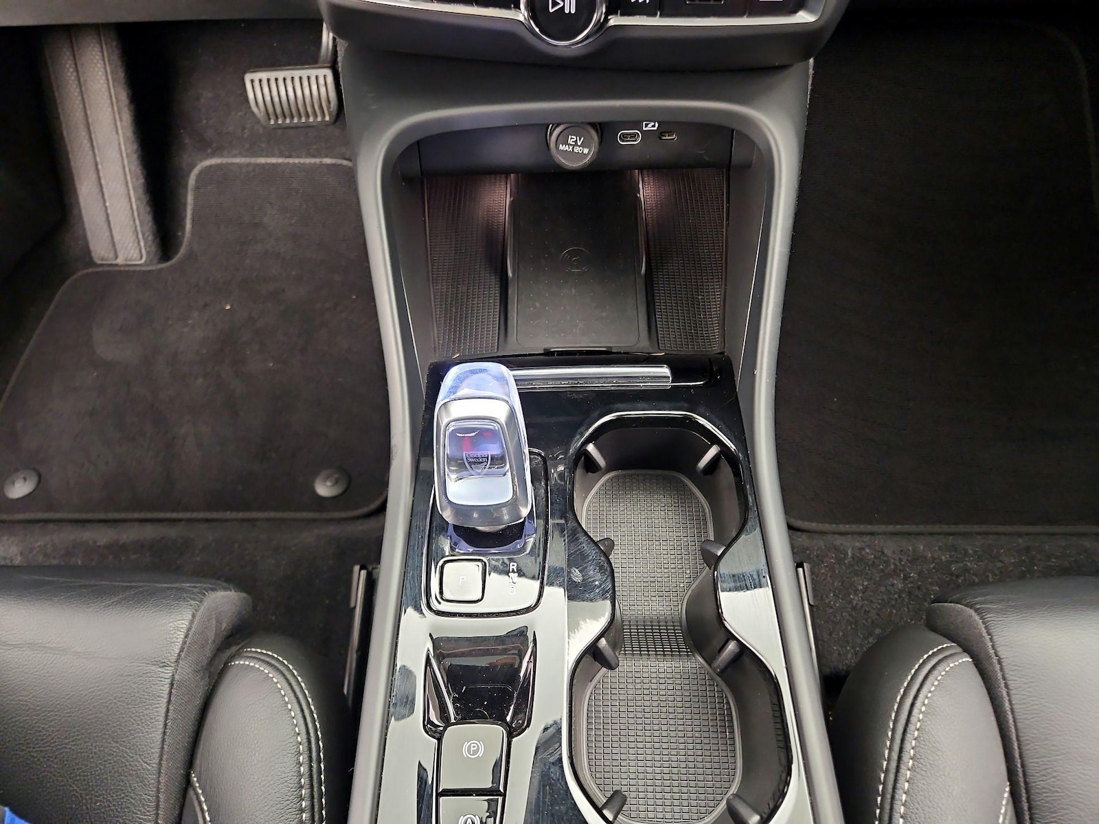2023 Volvo XC40 Plus - Photo 19