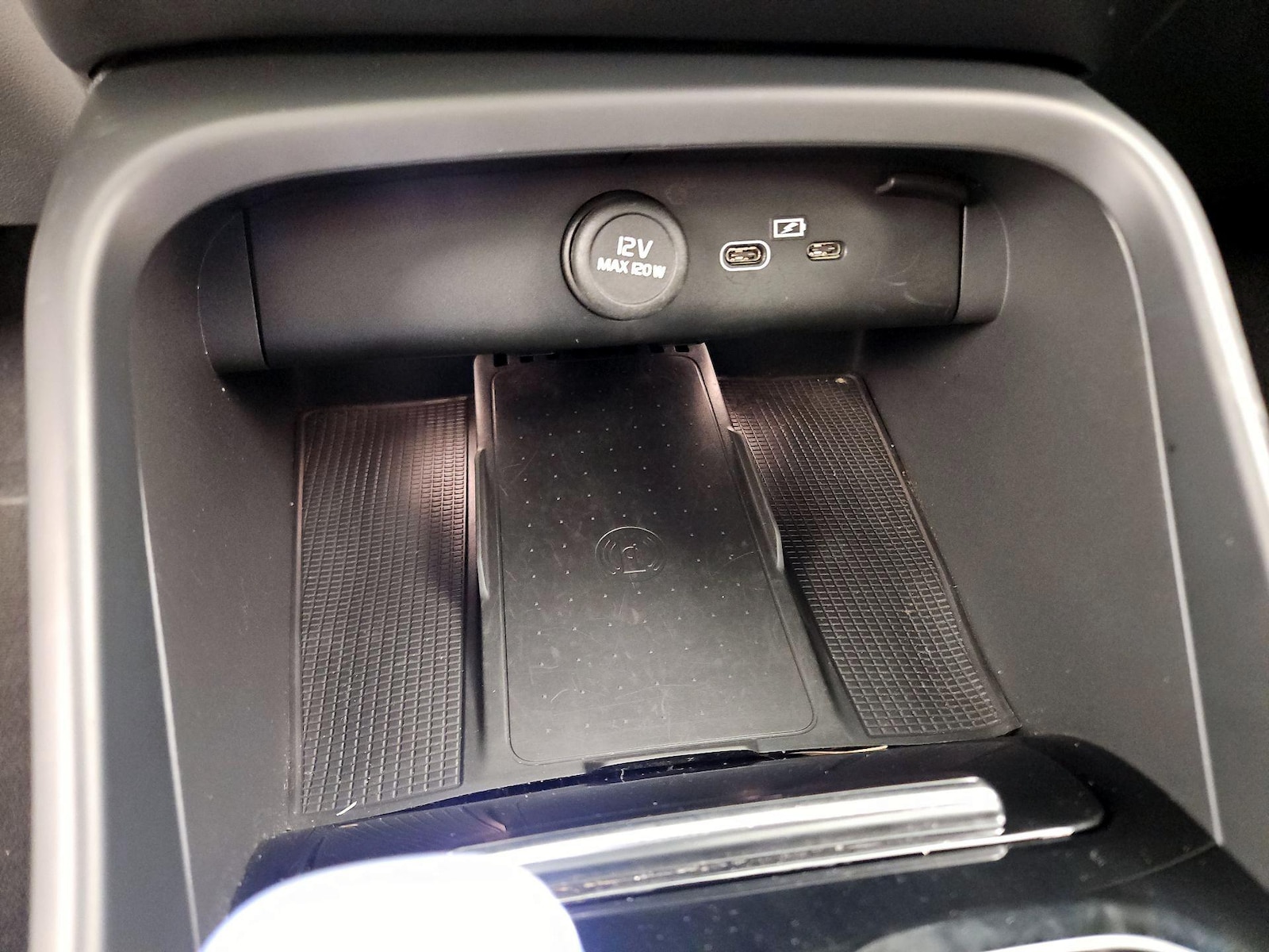 2023 Volvo XC40 Plus - Photo 20