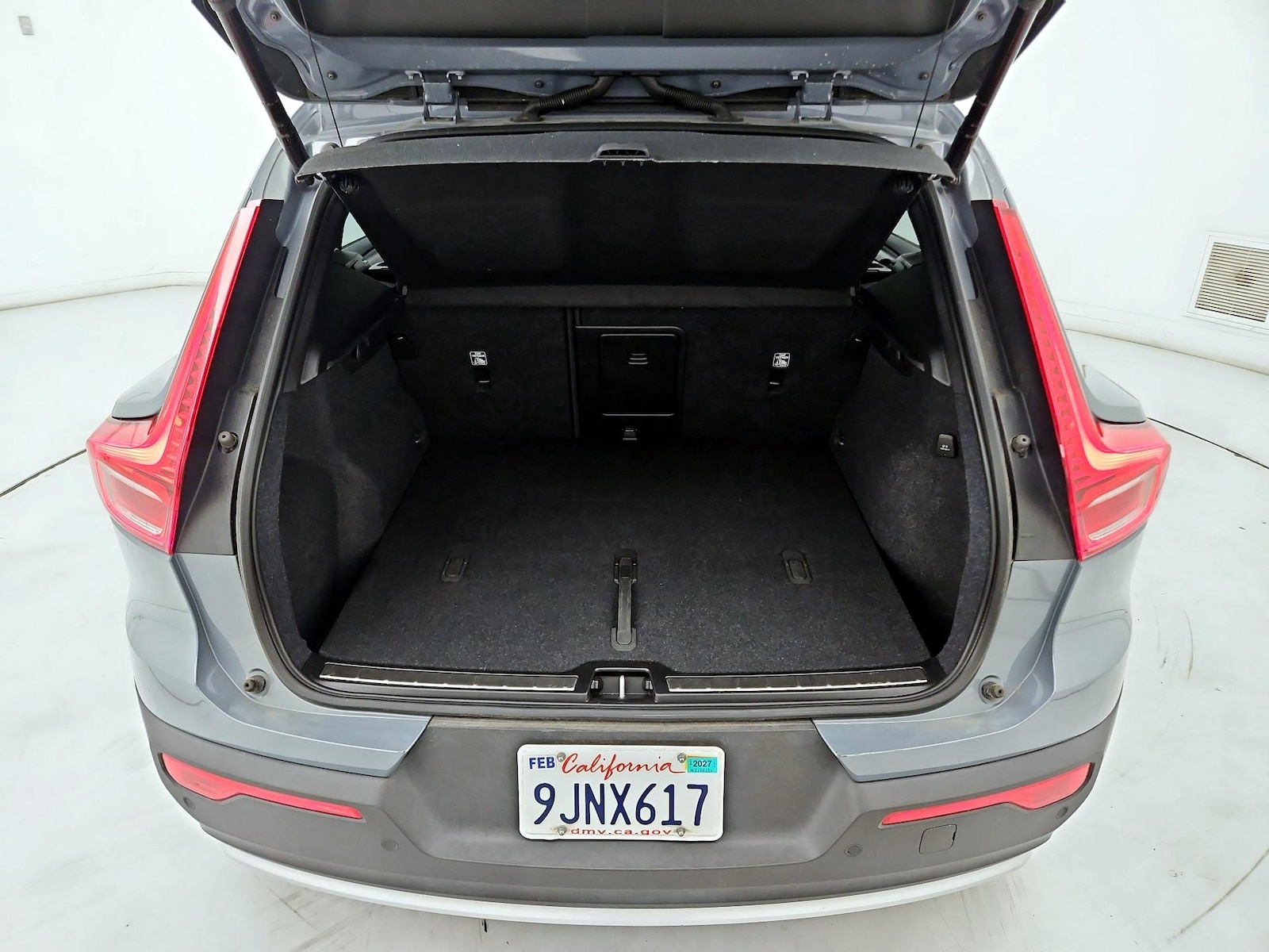 2023 Volvo XC40 Plus - Photo 23