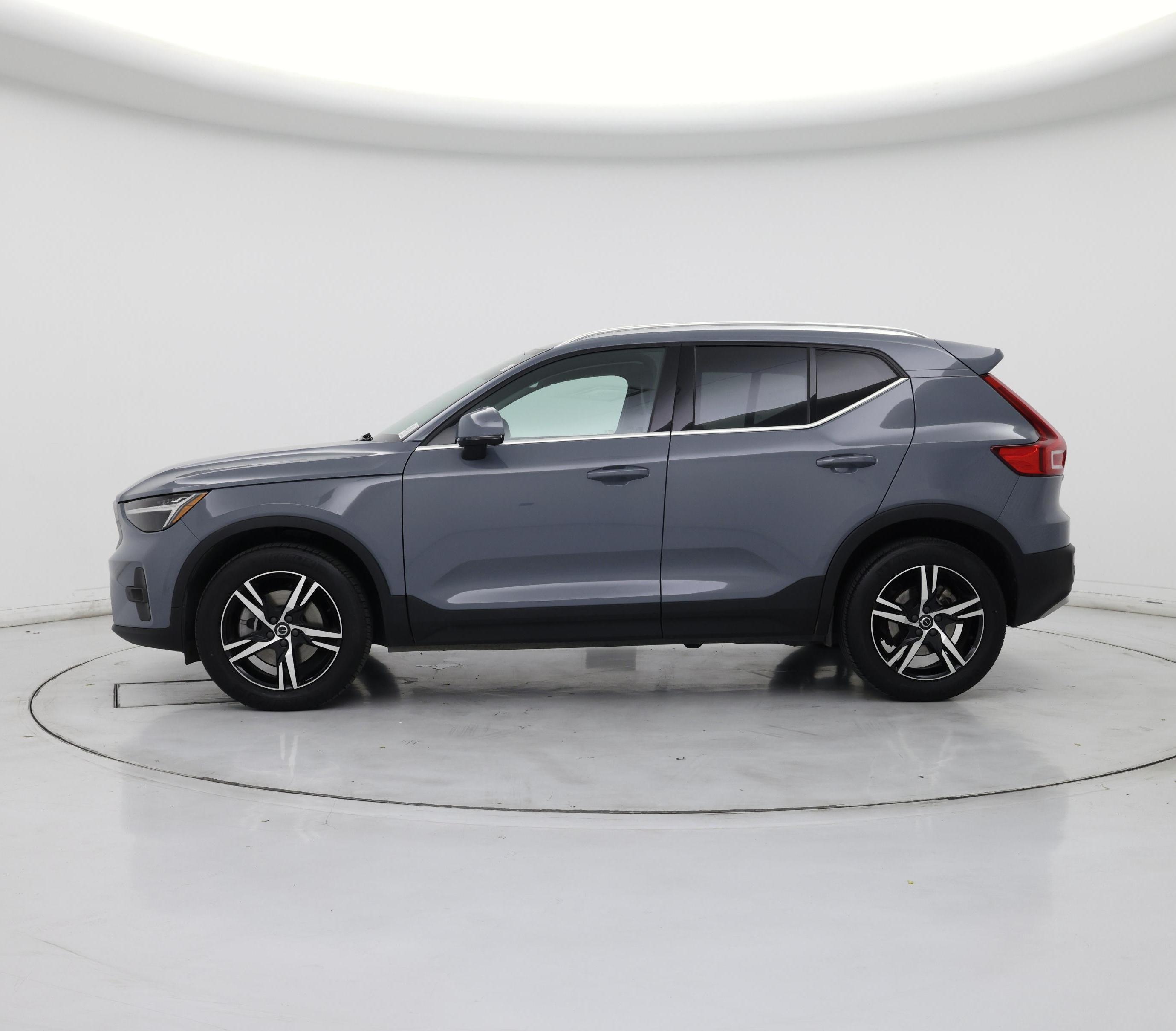 Thumbnail: 2023 Volvo XC40 - 3
