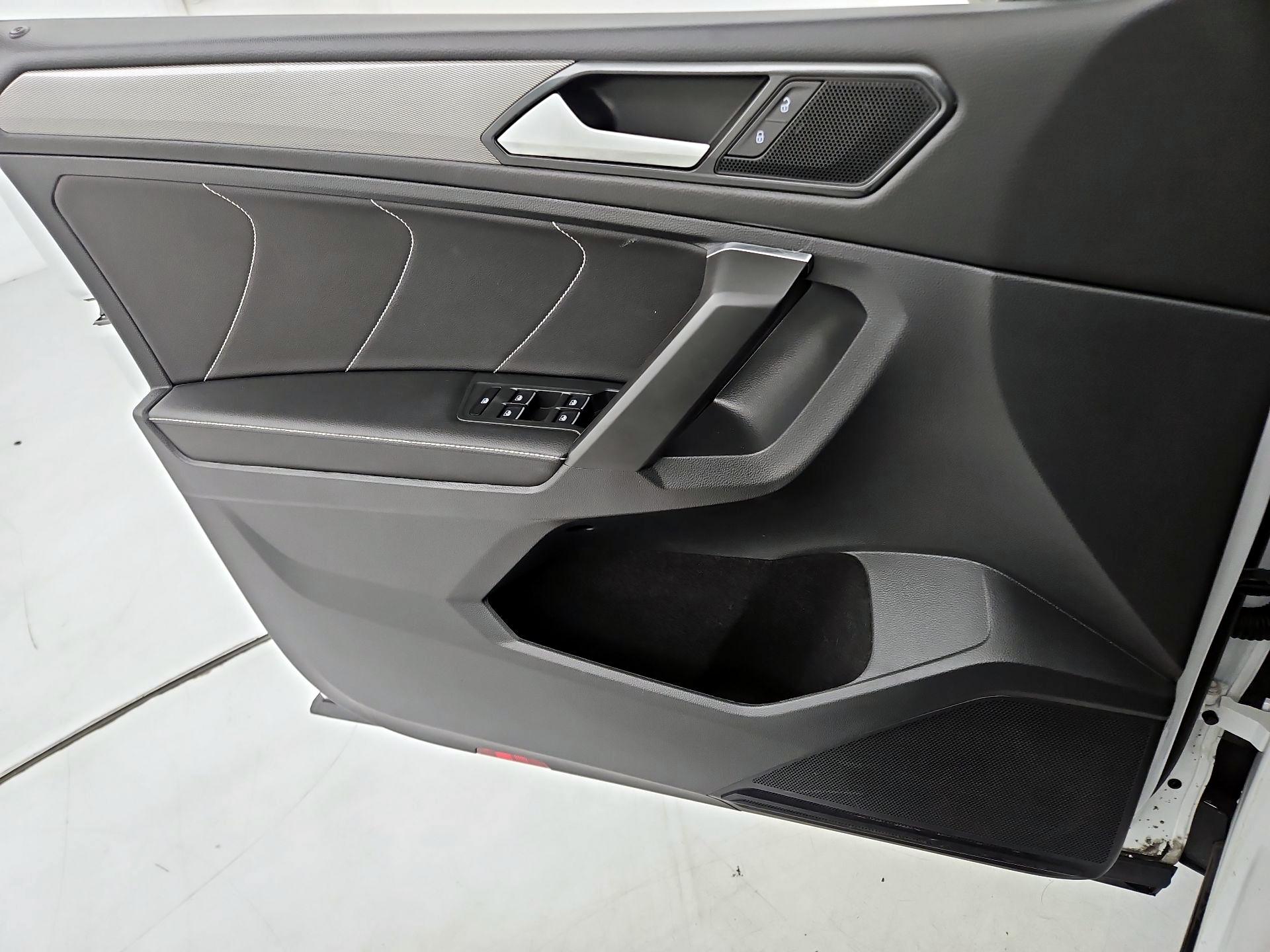 Thumbnail: 2023 Volkswagen Tiguan - 12