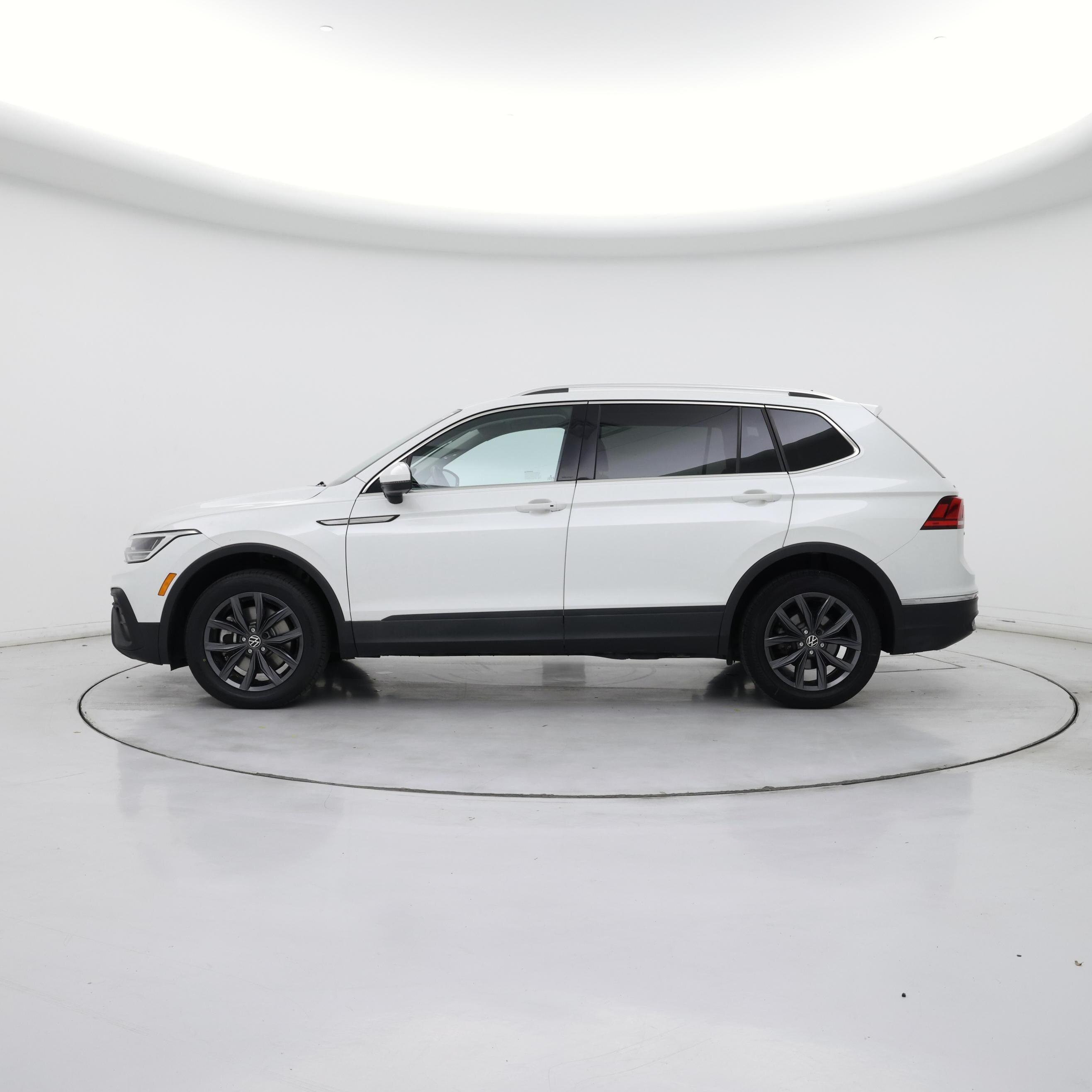 Thumbnail: 2023 Volkswagen Tiguan - 3