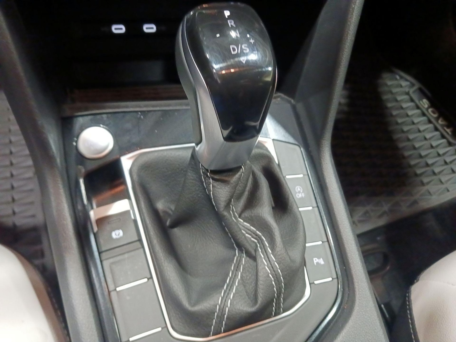 2025 Volkswagen Taos SE - Photo 14