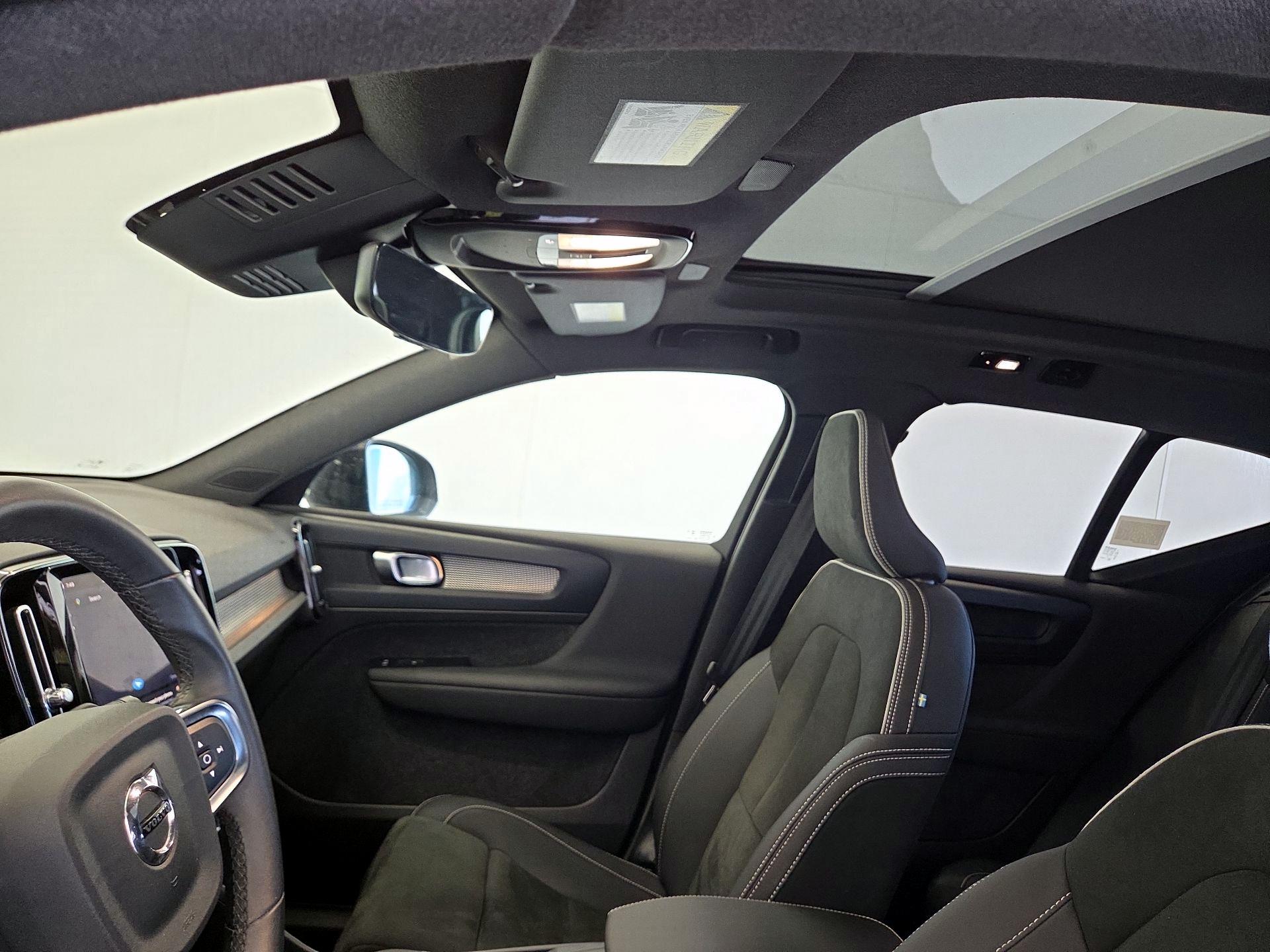 Thumbnail: 2023 Volvo XC40 - 19