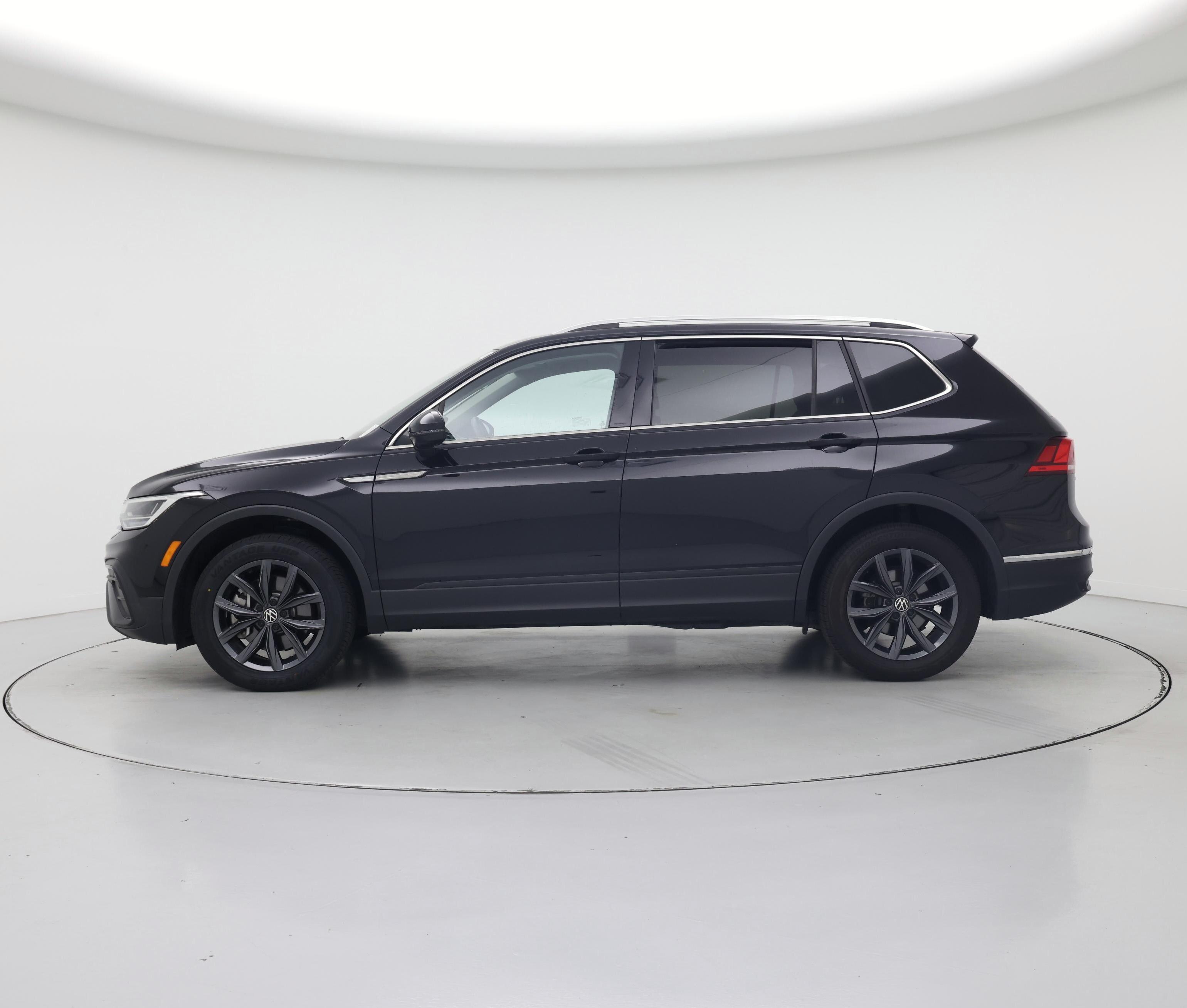 Thumbnail: 2023 Volkswagen Tiguan - 3