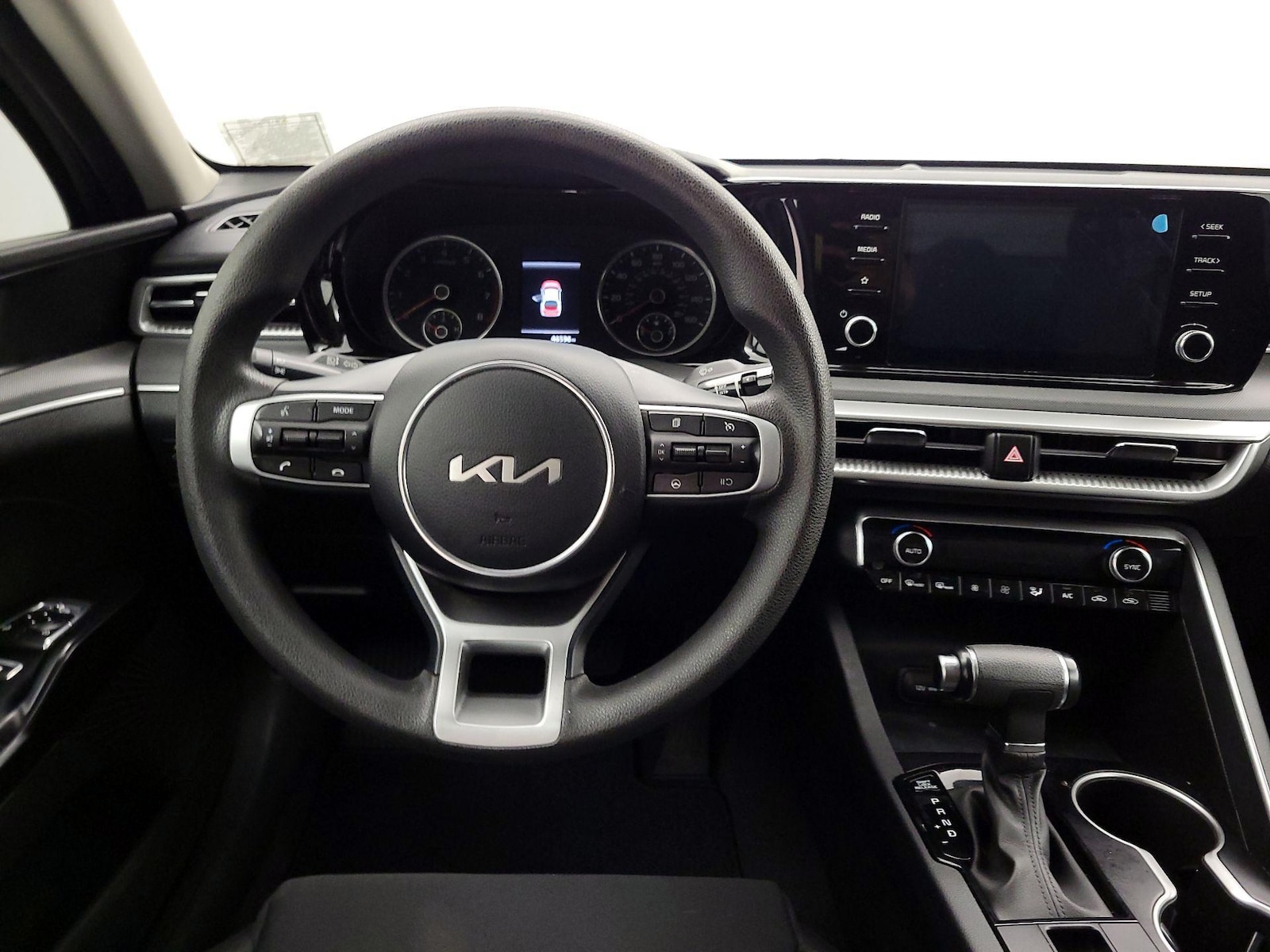 2023 Kia K5 LXS - Photo 11