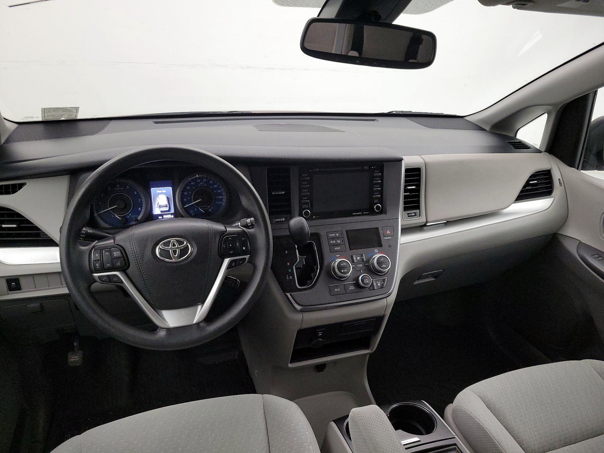 Thumbnail: 2019 Toyota Sienna - 9