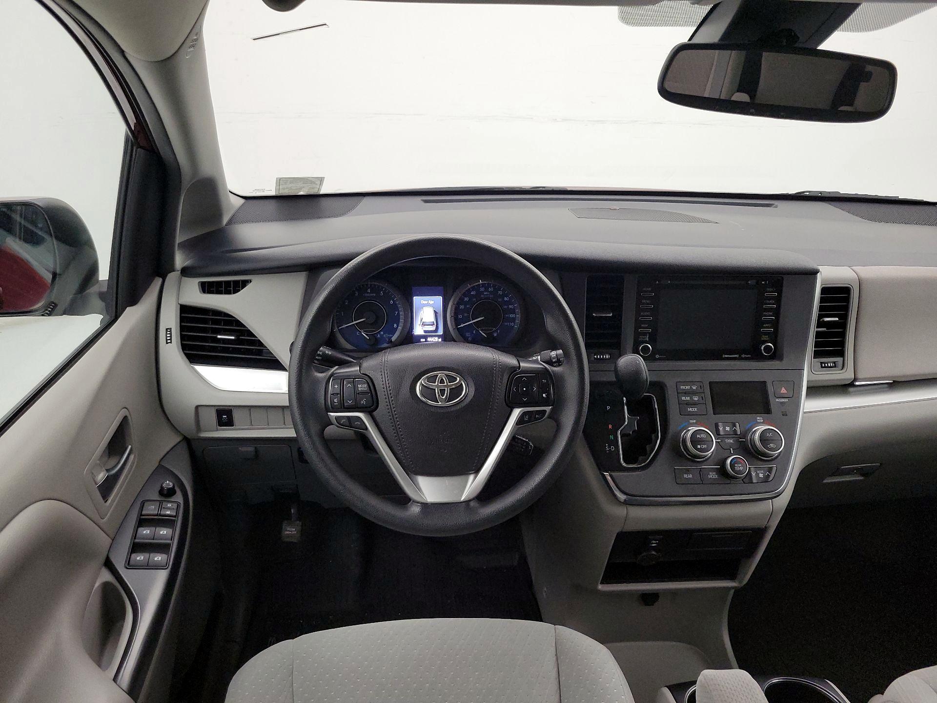 Thumbnail: 2019 Toyota Sienna - 10