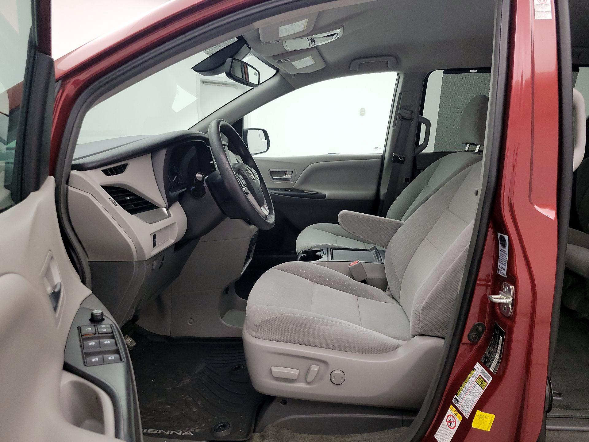 Thumbnail: 2019 Toyota Sienna - 11