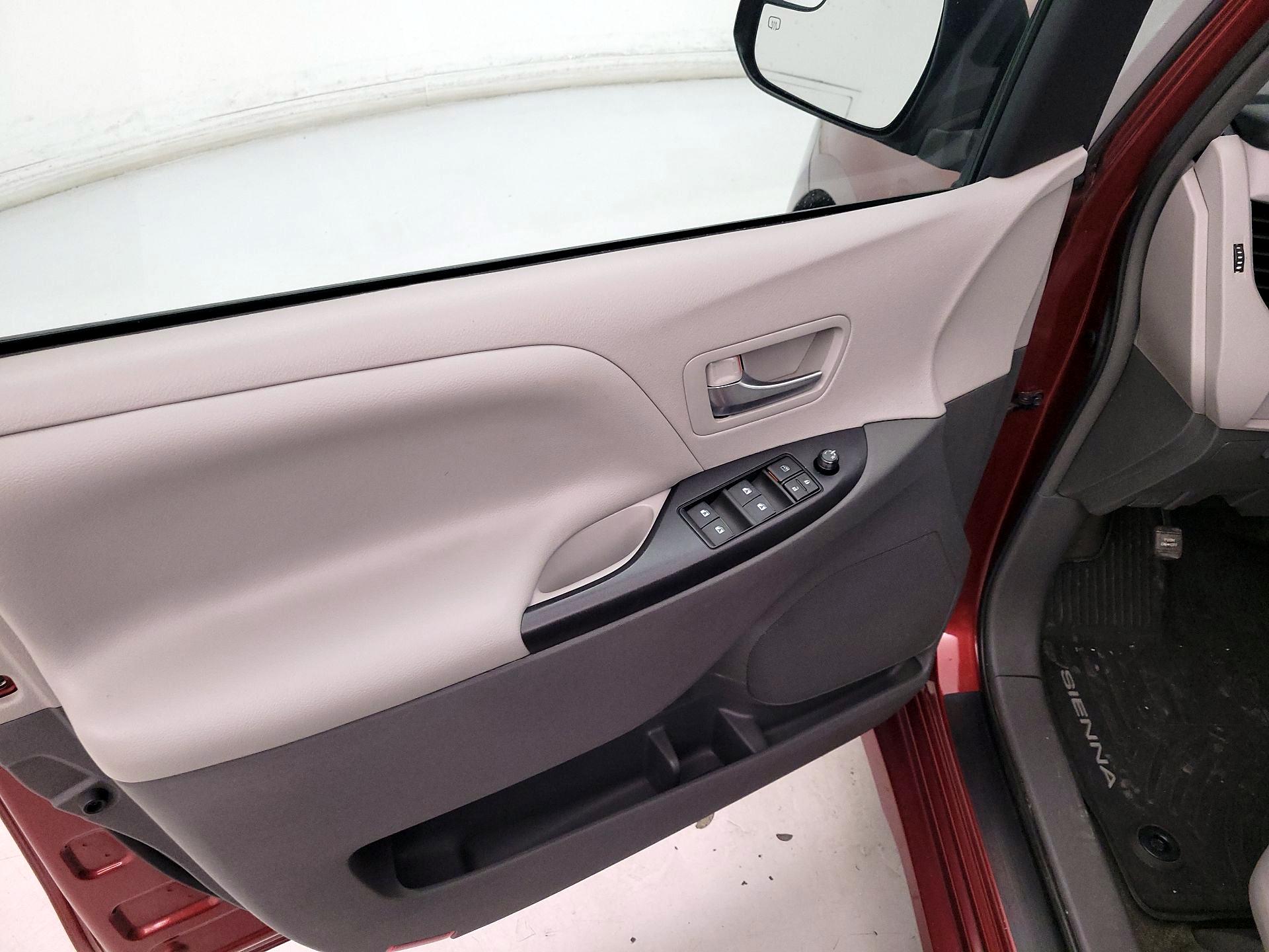 Thumbnail: 2019 Toyota Sienna - 12