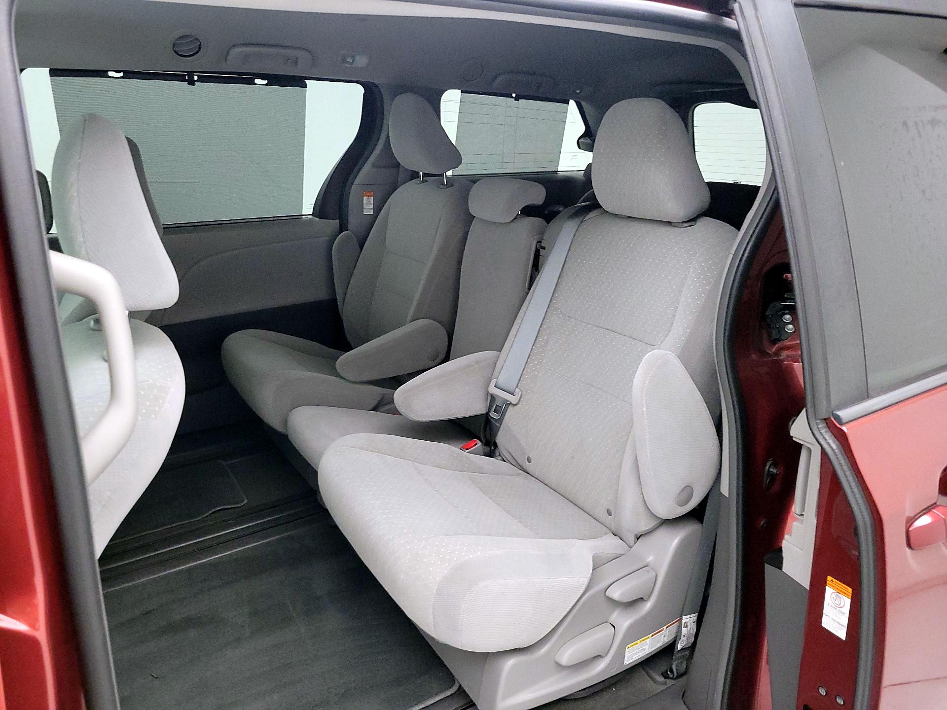 Thumbnail: 2019 Toyota Sienna - 18