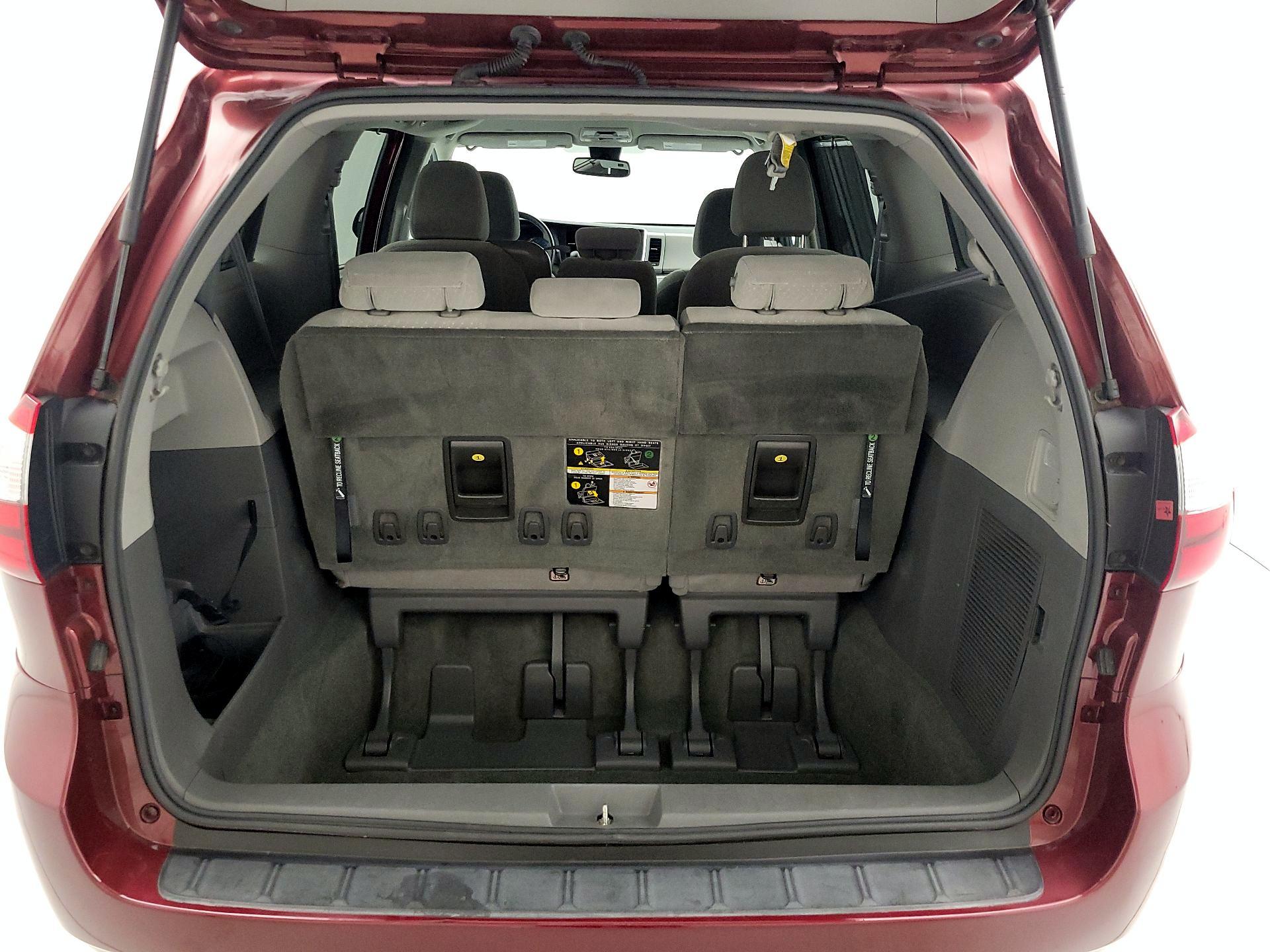 Thumbnail: 2019 Toyota Sienna - 20
