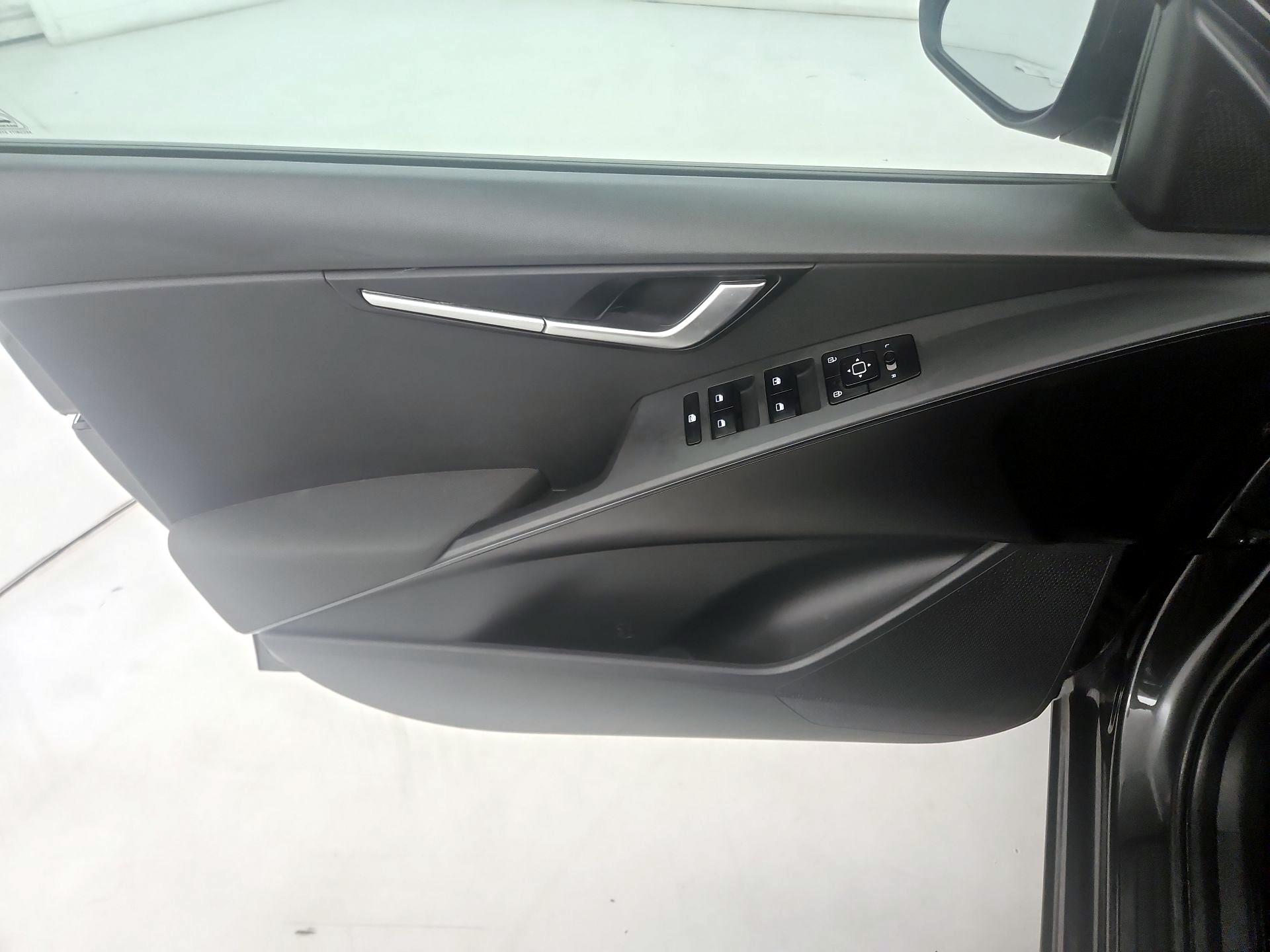 Thumbnail: 2025 Kia Niro - 12