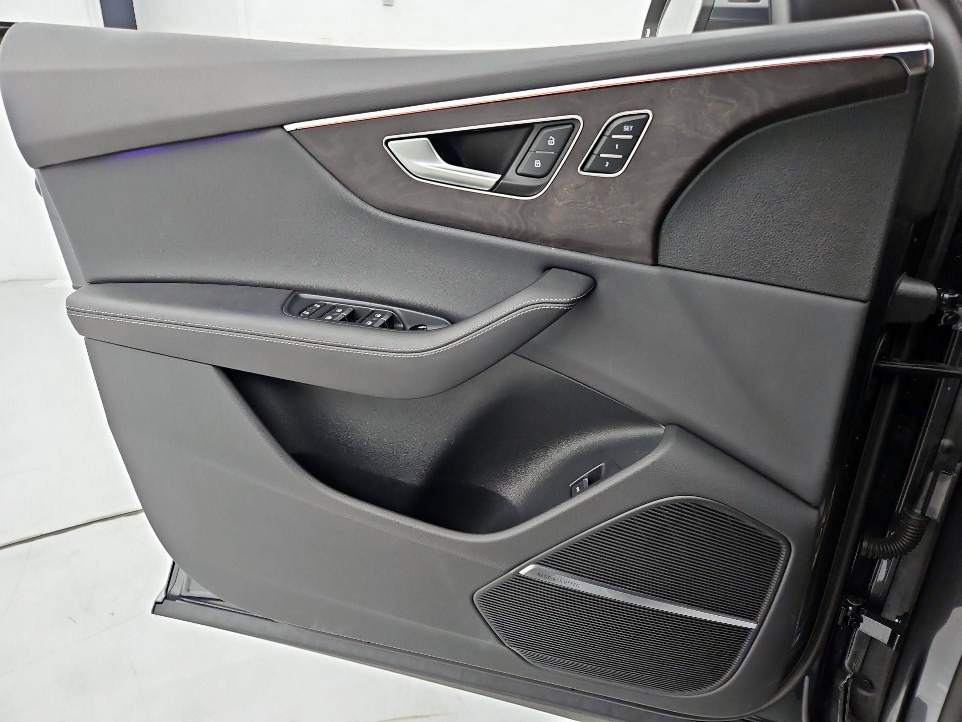 Thumbnail: 2023 Audi Q8 - 12