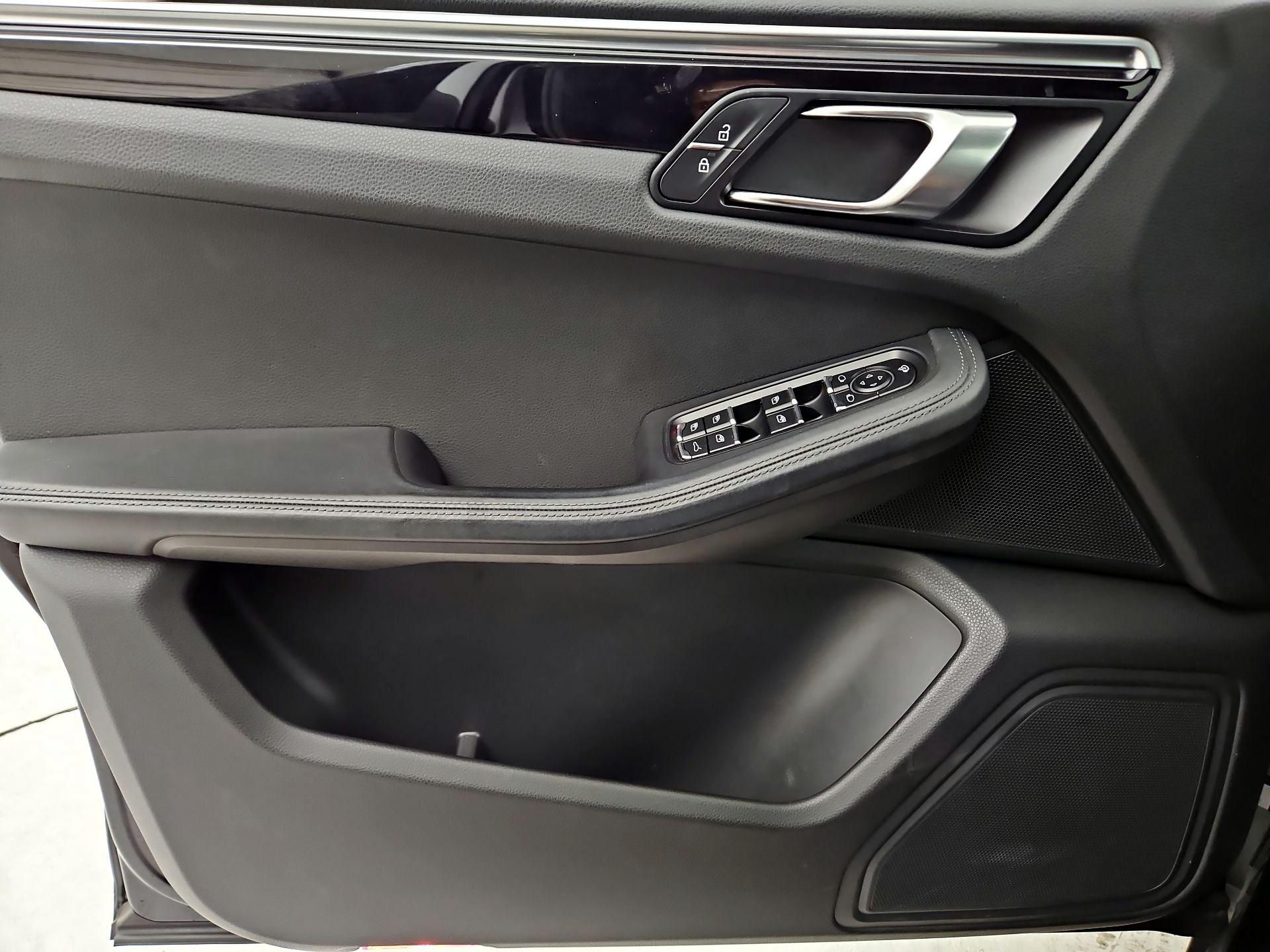 Thumbnail: 2023 Porsche Macan - 12