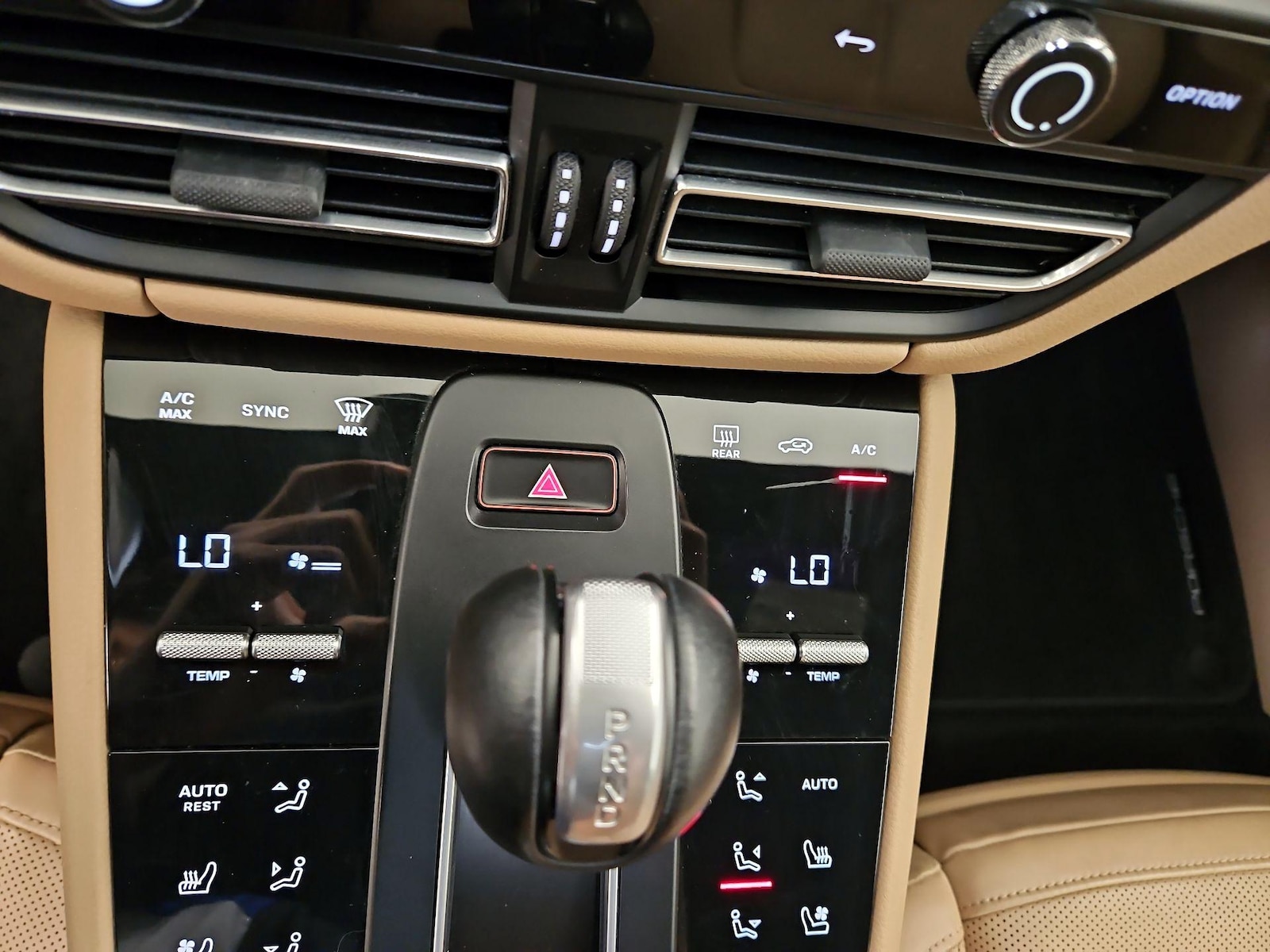 2023 Porsche Macan T - Photo 18