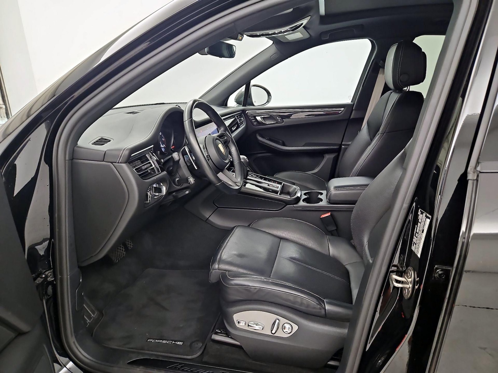 2023 Porsche Macan T - Photo 12