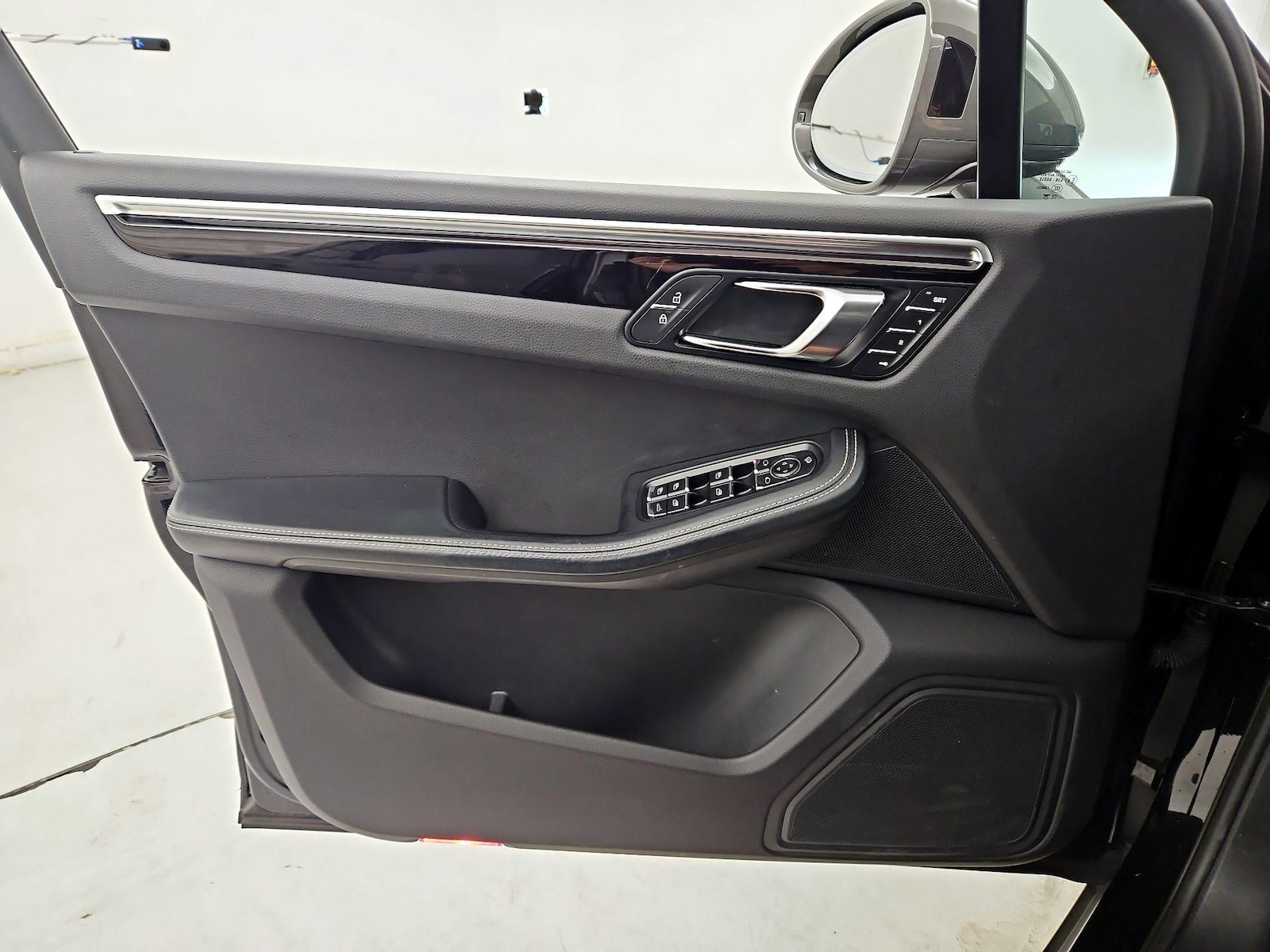2023 Porsche Macan T - Photo 13
