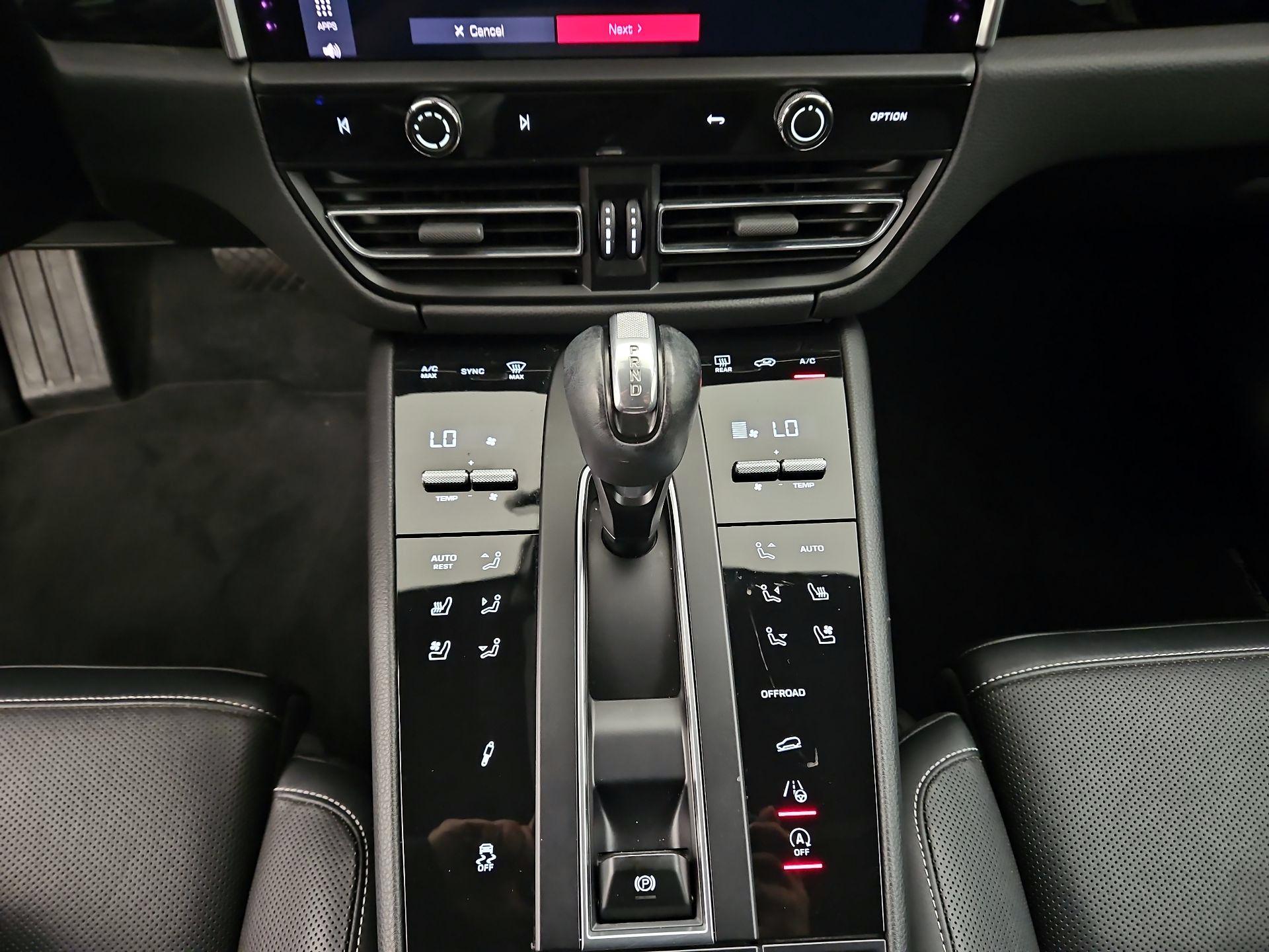 Thumbnail: 2023 Porsche Macan - 18